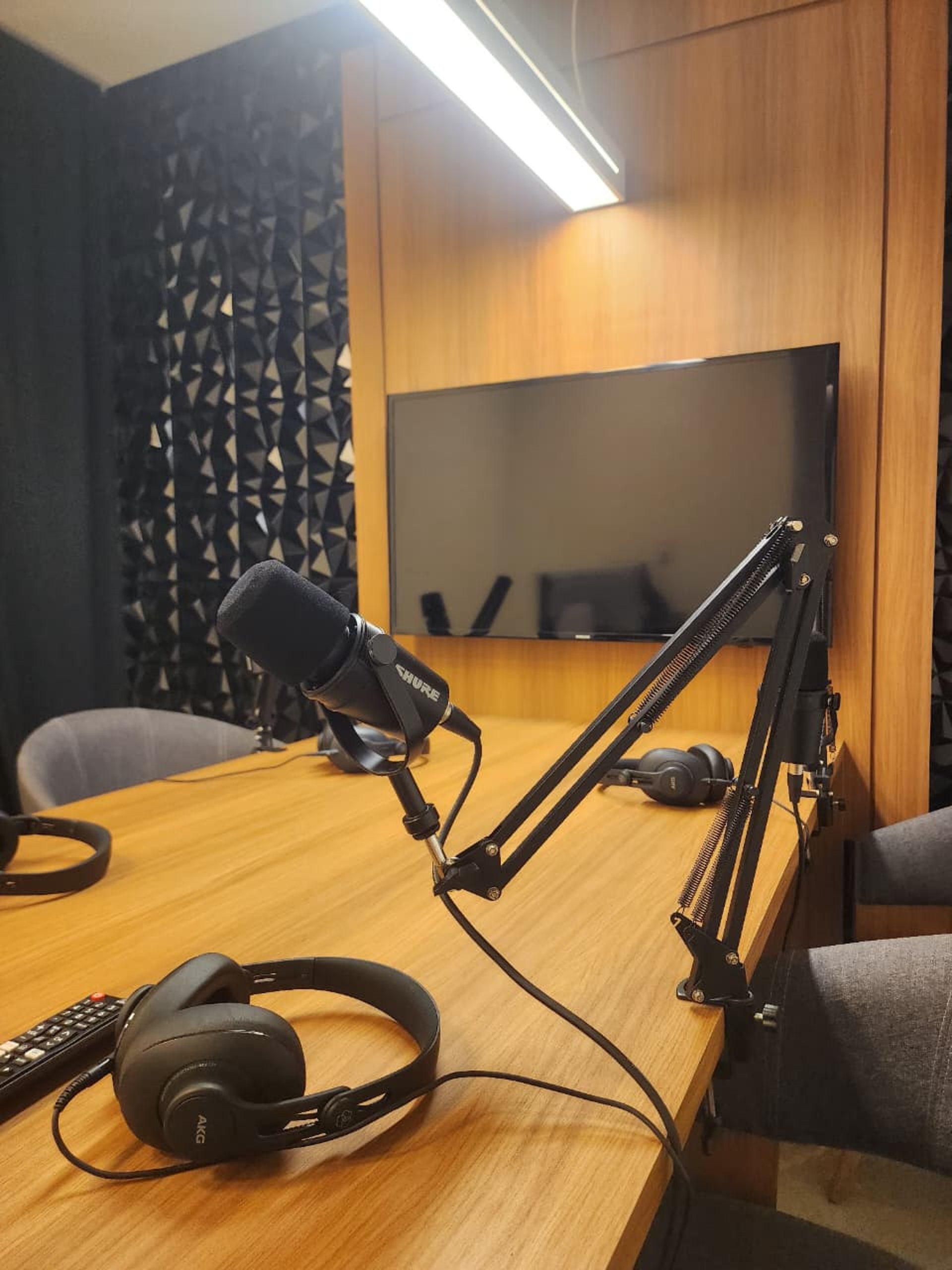 gray computer monitor