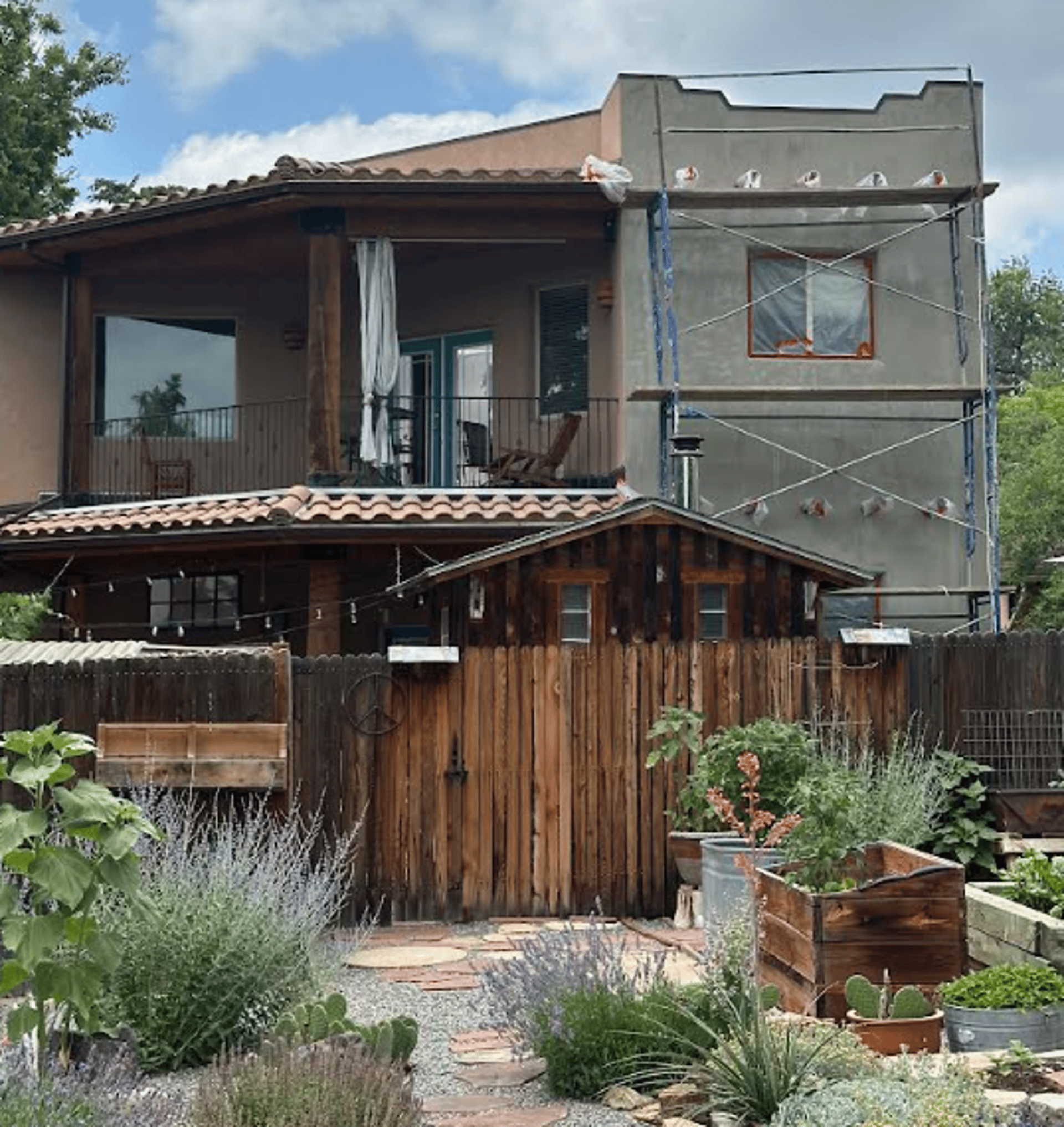 gray computer monitor