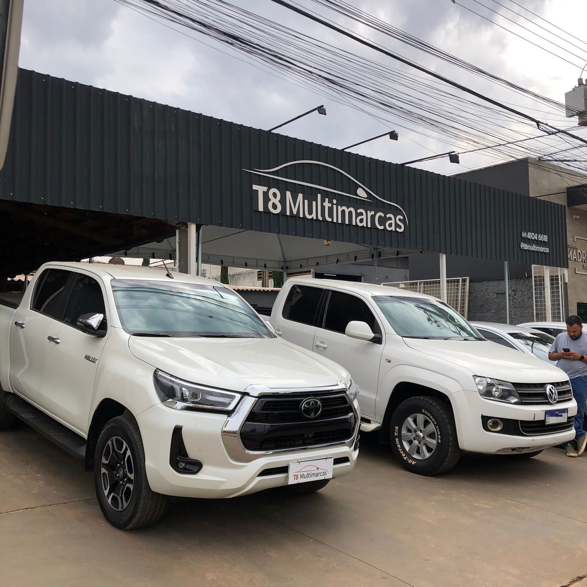 gray computer monitor