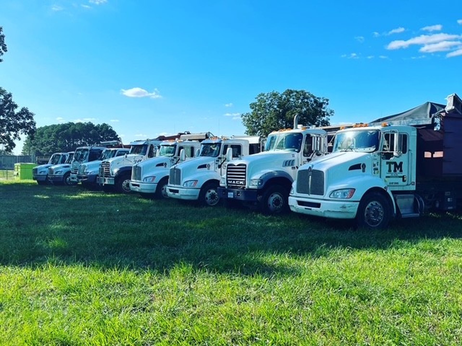 gray computer monitor