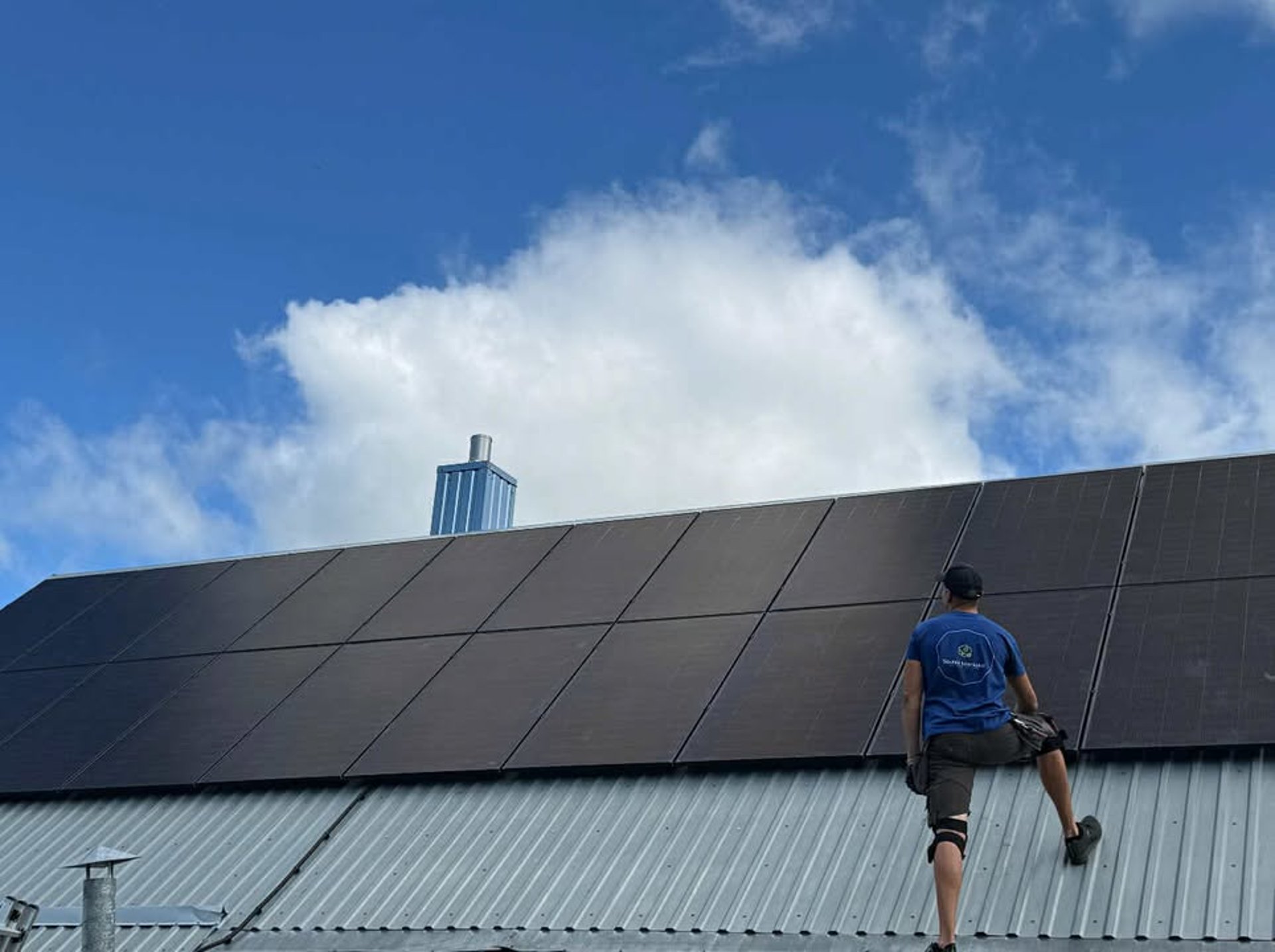 gray computer monitor
