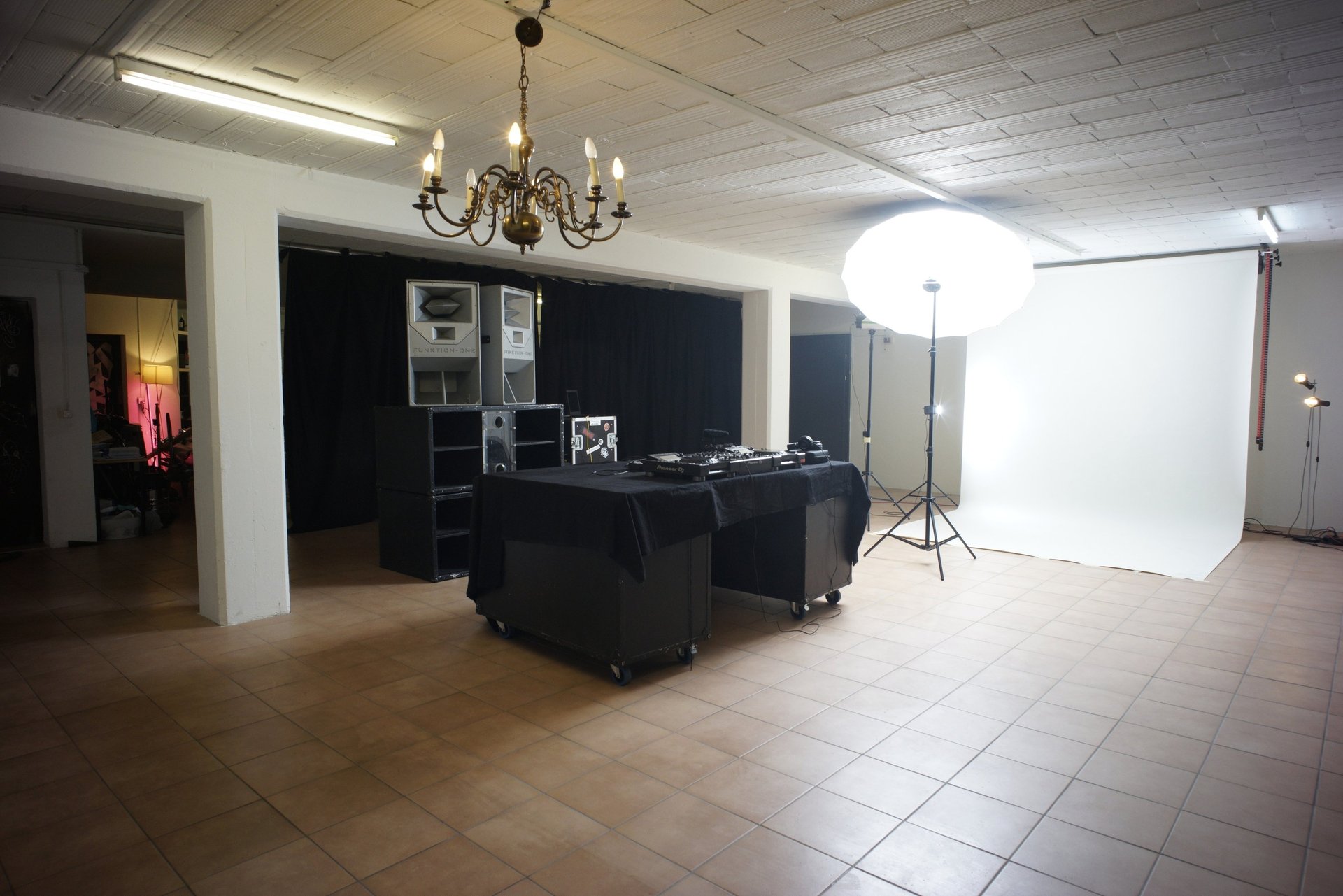 gray computer monitor