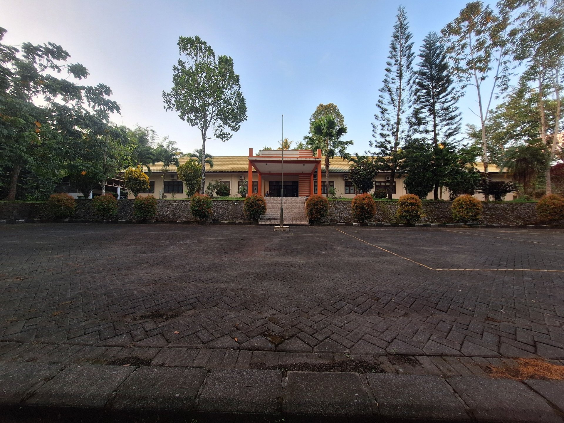 black and white bed linen