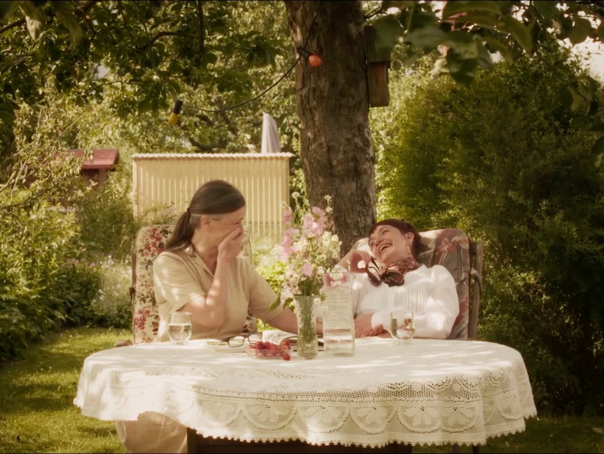 black and white bed linen