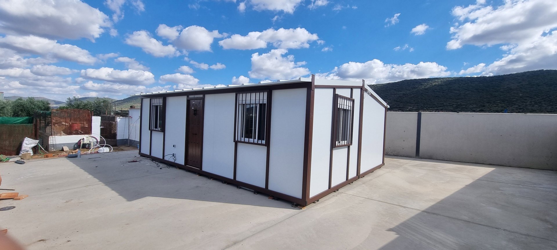 gray computer monitor