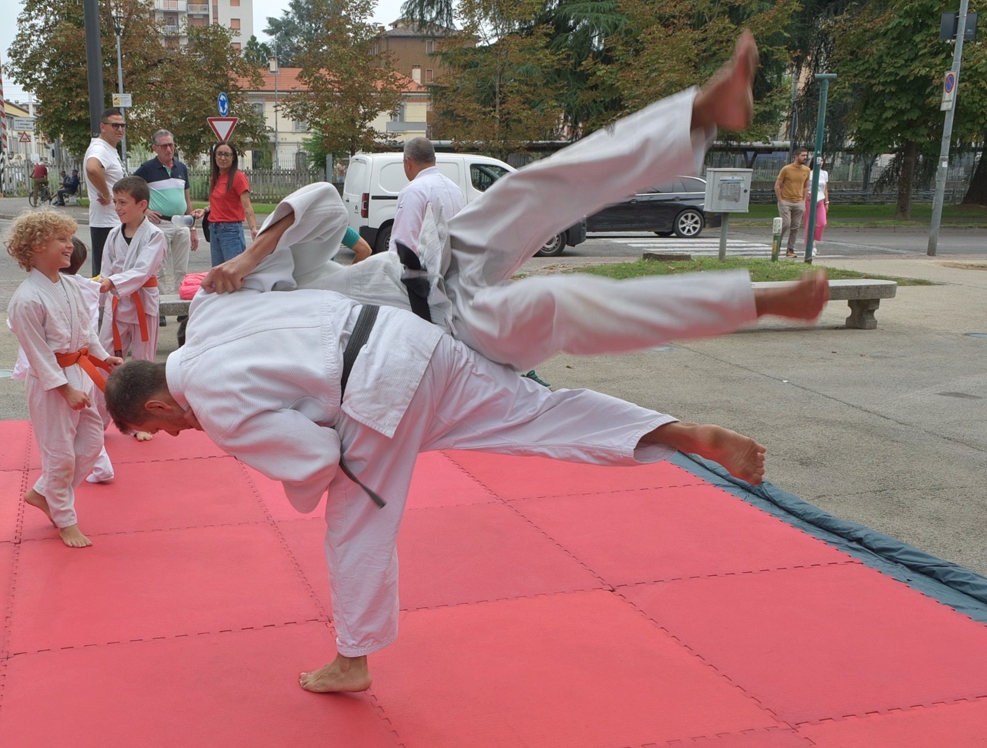 gray computer monitor