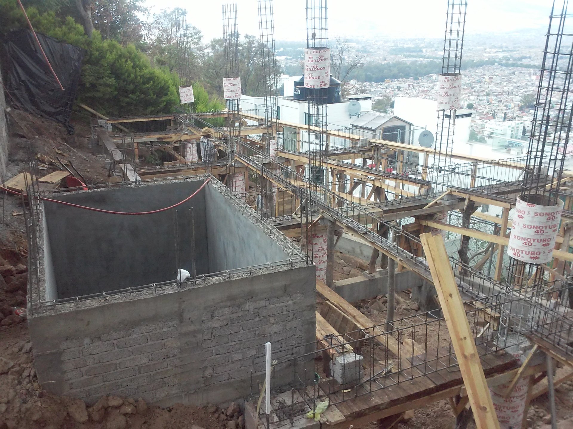 gray computer monitor