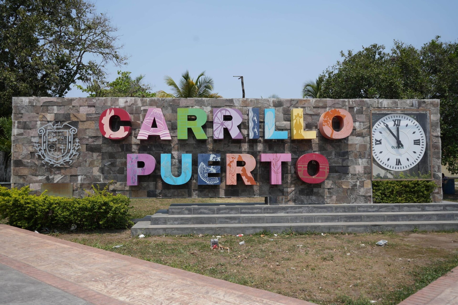 gray computer monitor