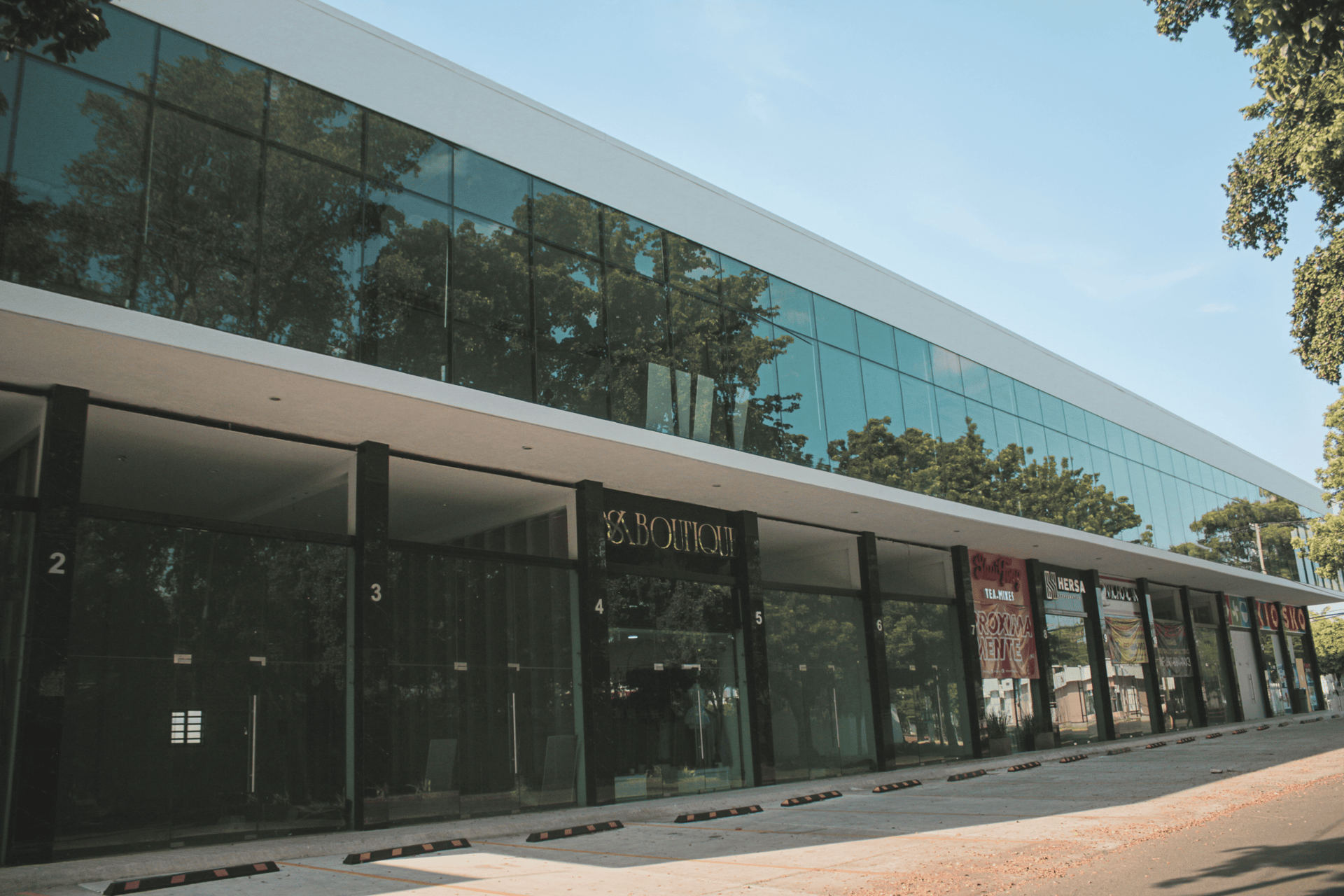 gray computer monitor