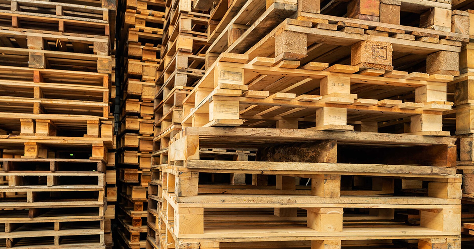 a large stack of wooden pallets stacked on top of each other