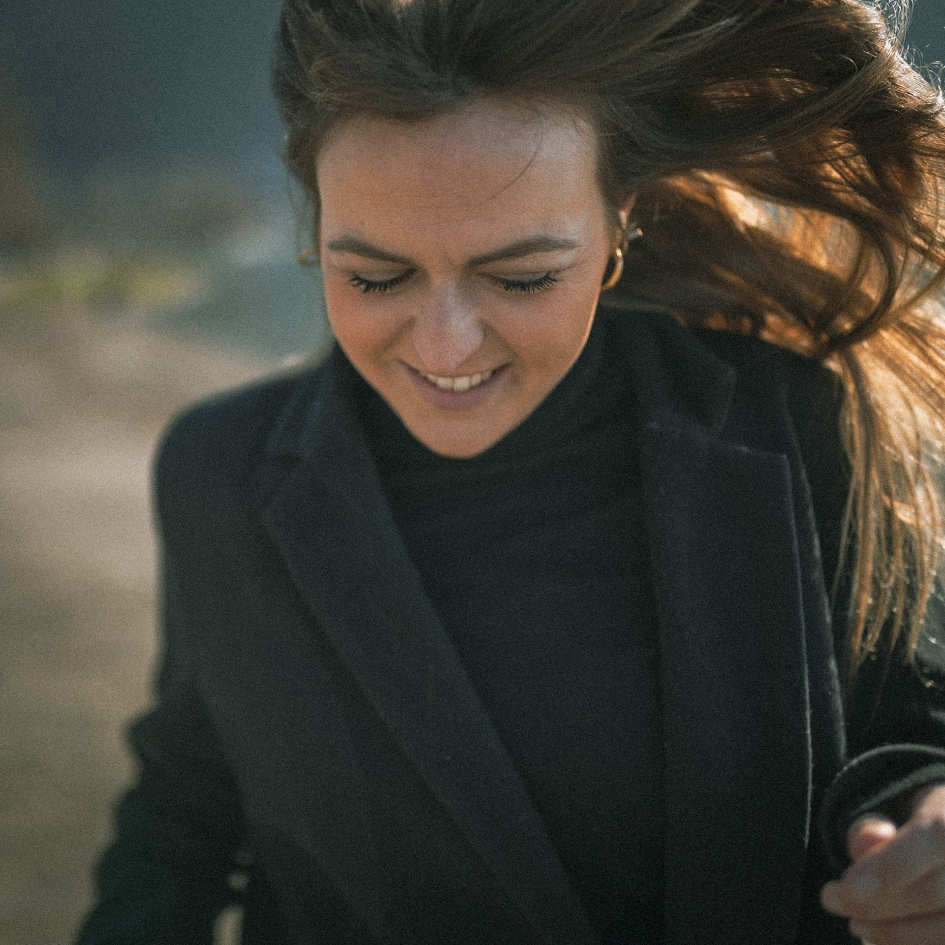 portrait fille courant sur la plage annecy