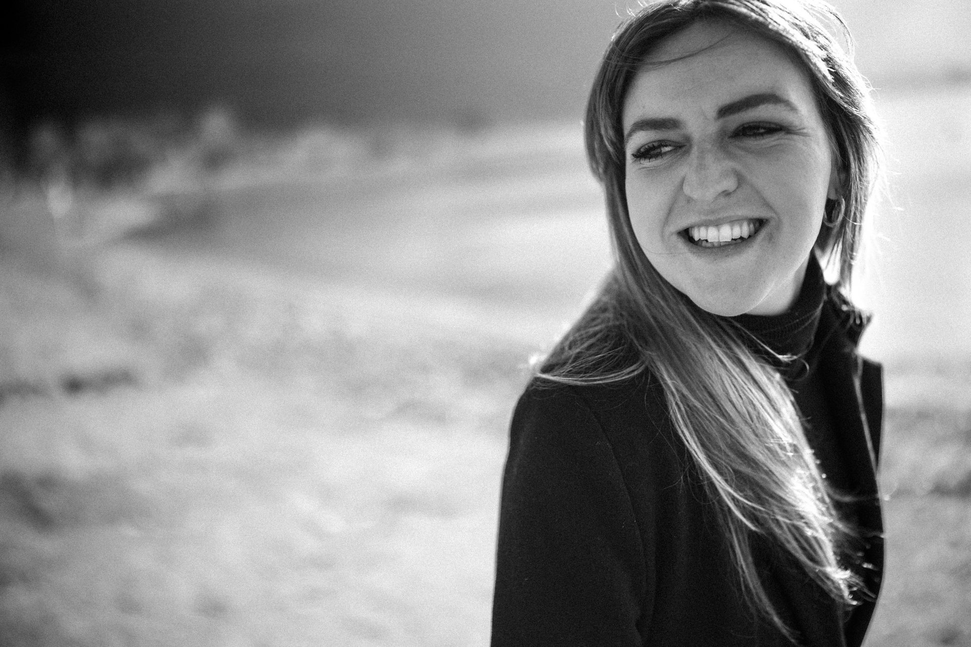 portrait fille courant sur la plage annecy