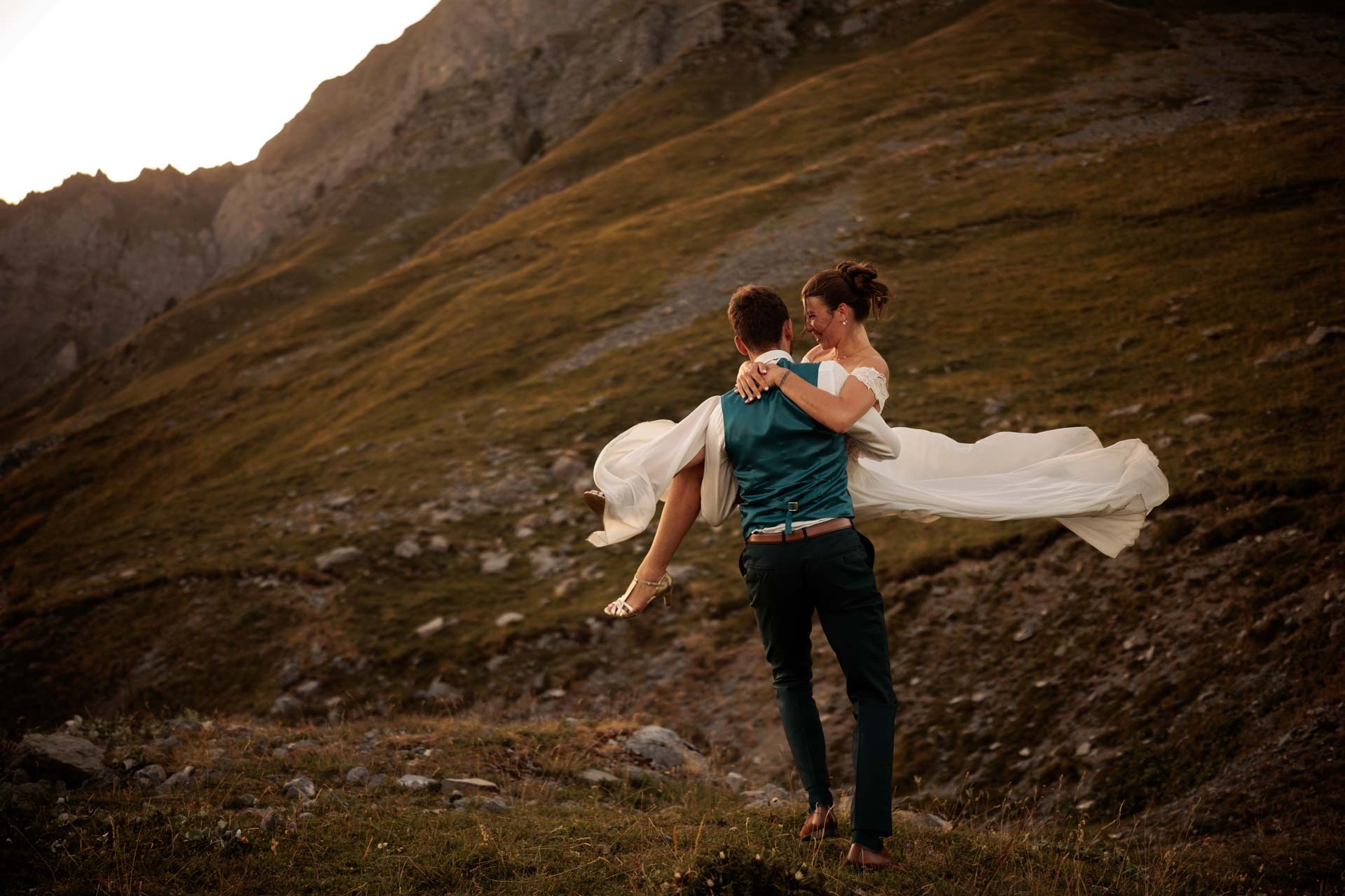 photo de couple en montagne mariage