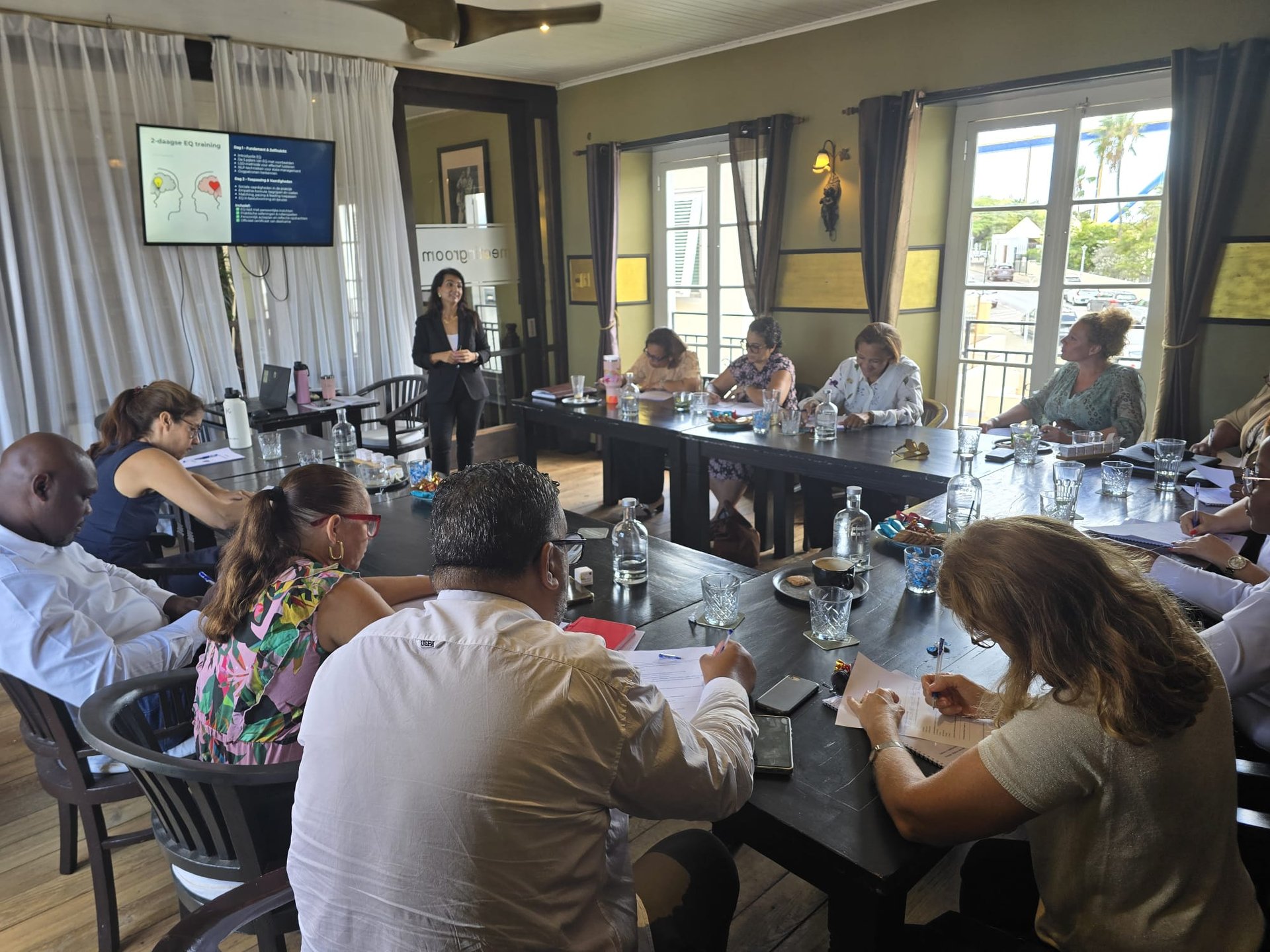 gray computer monitor