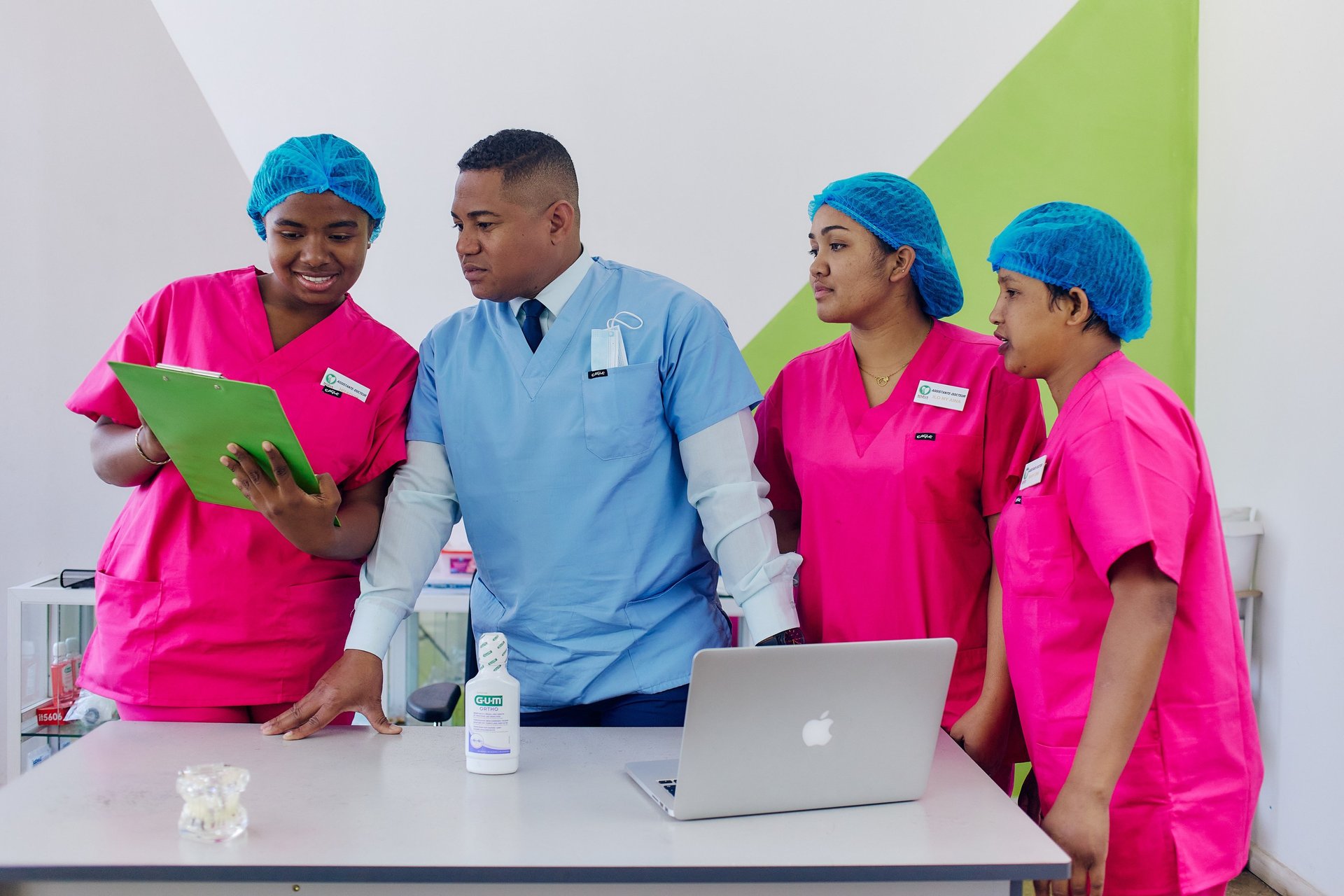 gray computer monitor