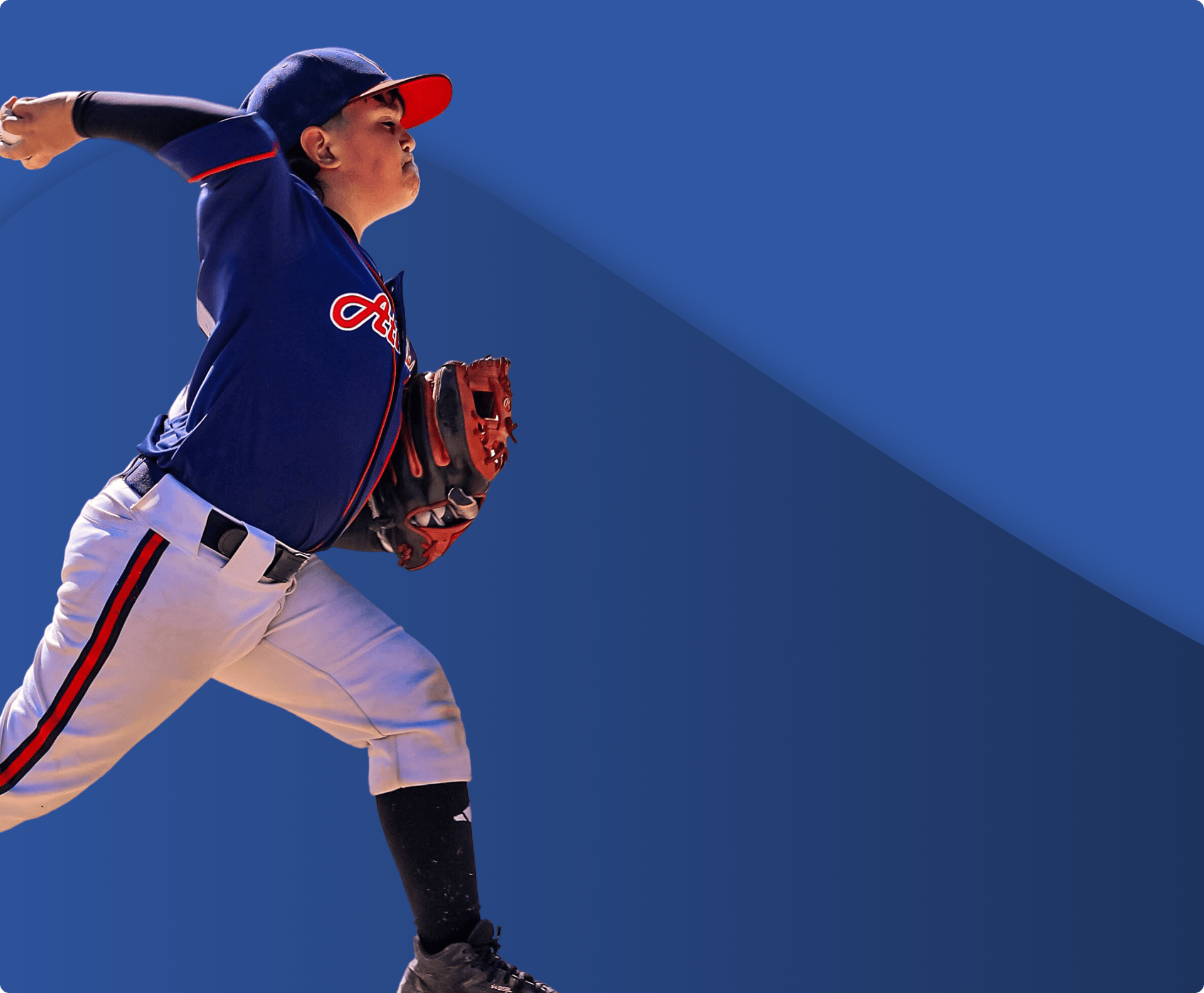 Atleta de 10 anos arremessando uma bola de beisebol