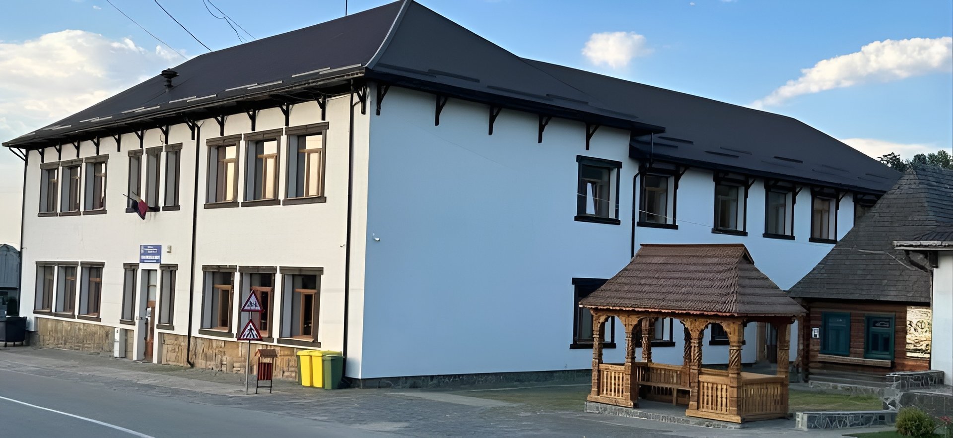 gray computer monitor