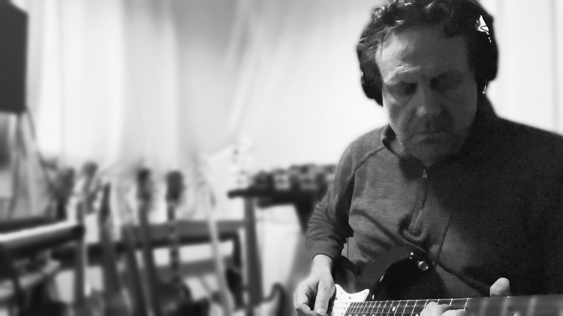 gray computer monitor