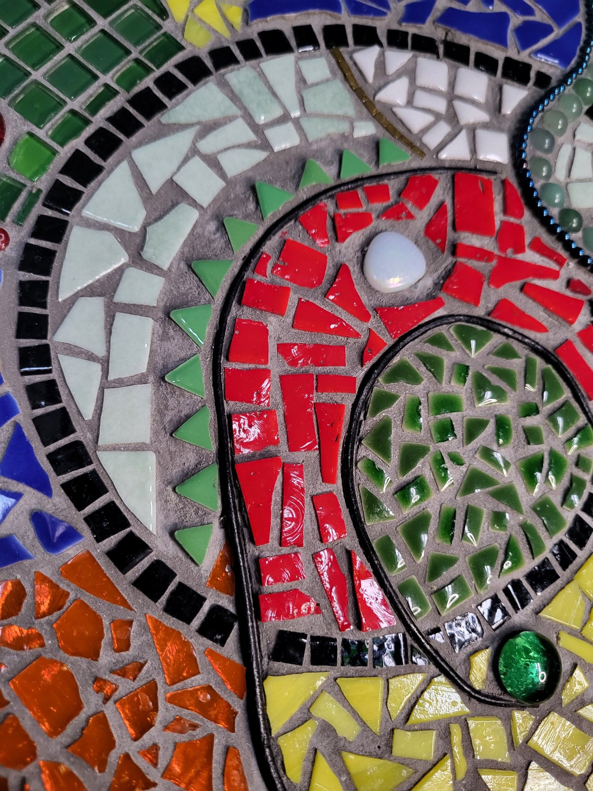 Détail de mosaique artisanale courbes et textures différentes