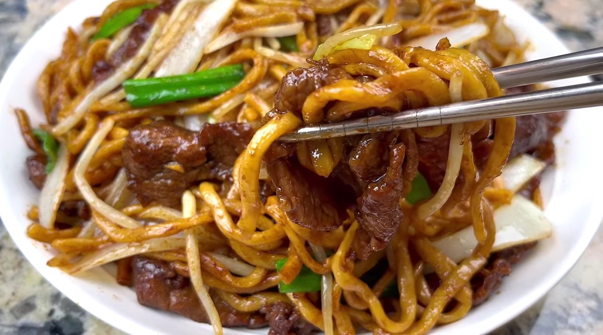 Craving a delicious, restaurant-quality Beef Chow Mein at home? This easy stir-fry recipe features tender beef, chewy noodles