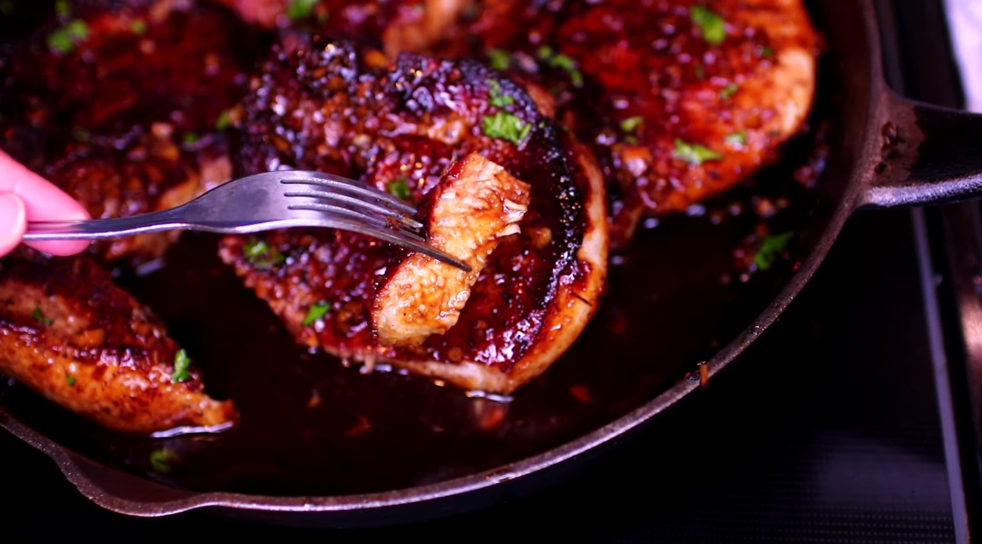 One-Pan Honey Garlic Pork Chops: A Delicious & Easy Weeknight Meal