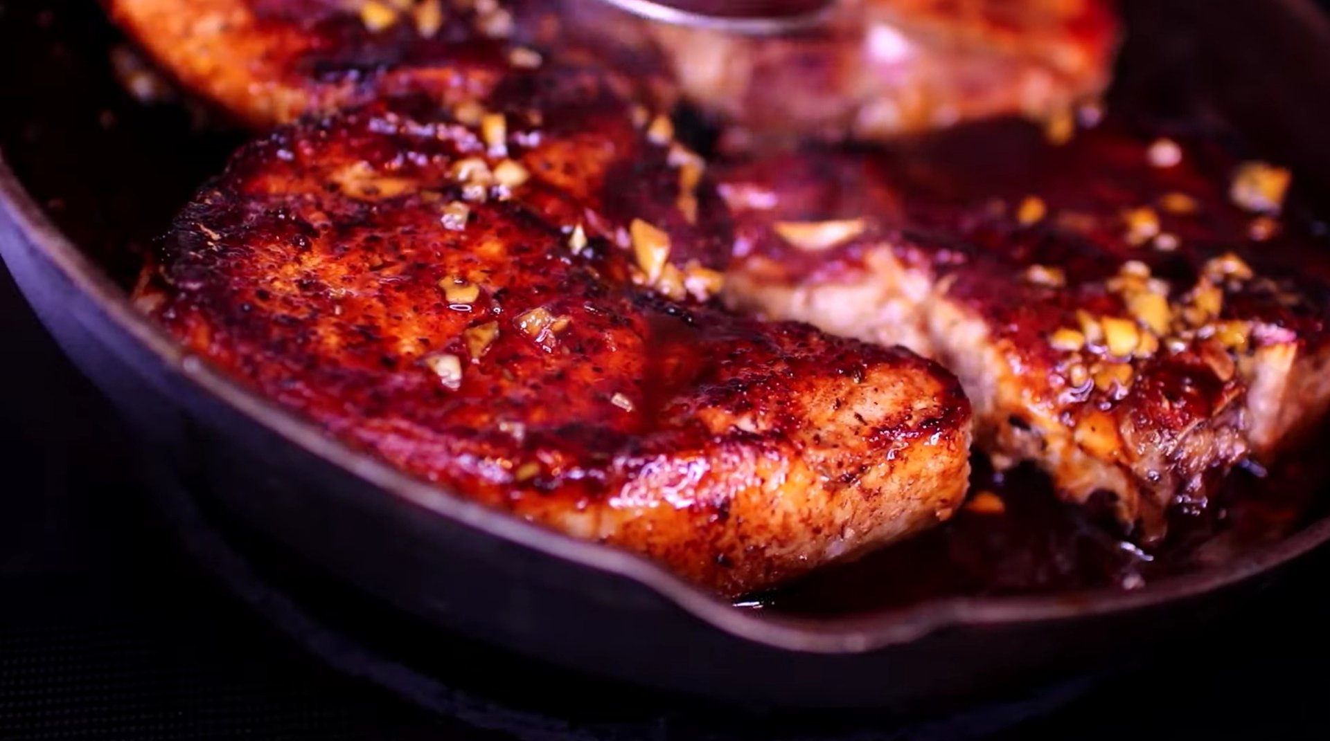 One-Pan Honey Garlic Pork Chops: A Delicious & Easy Weeknight Meal