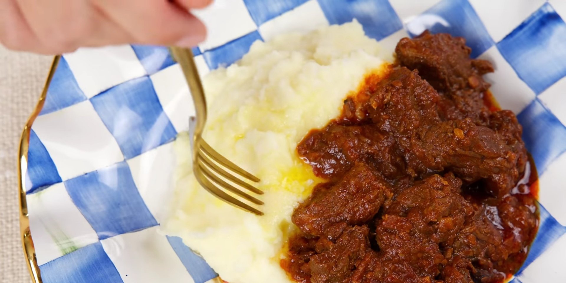 The Most Famous Hungarian Beef and Onion Stew – A Hearty and Flavorful Delight!