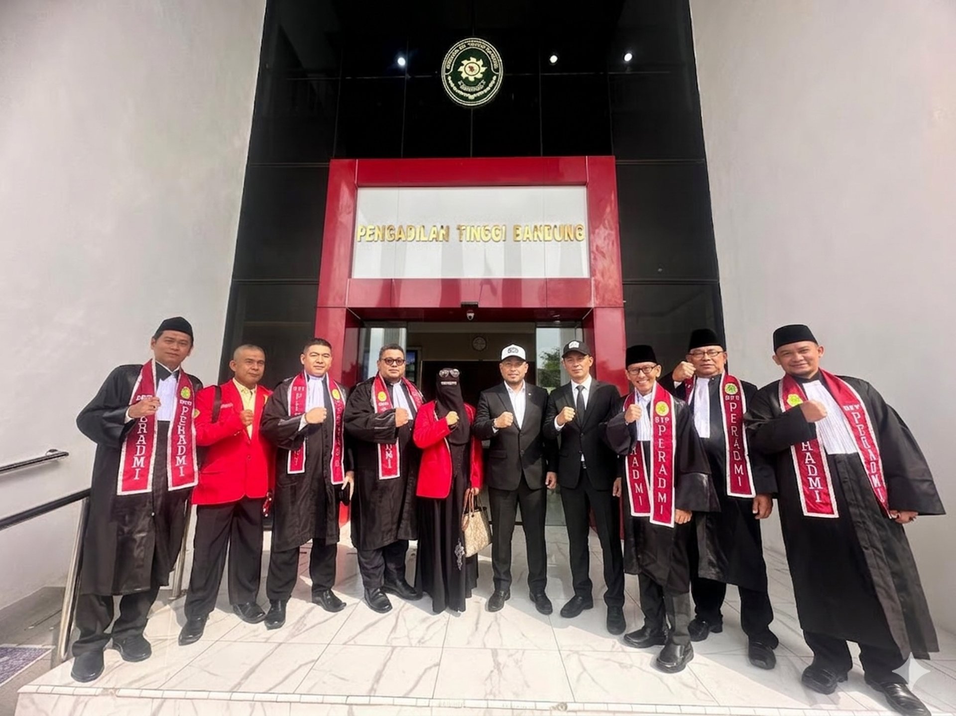 gray computer monitor