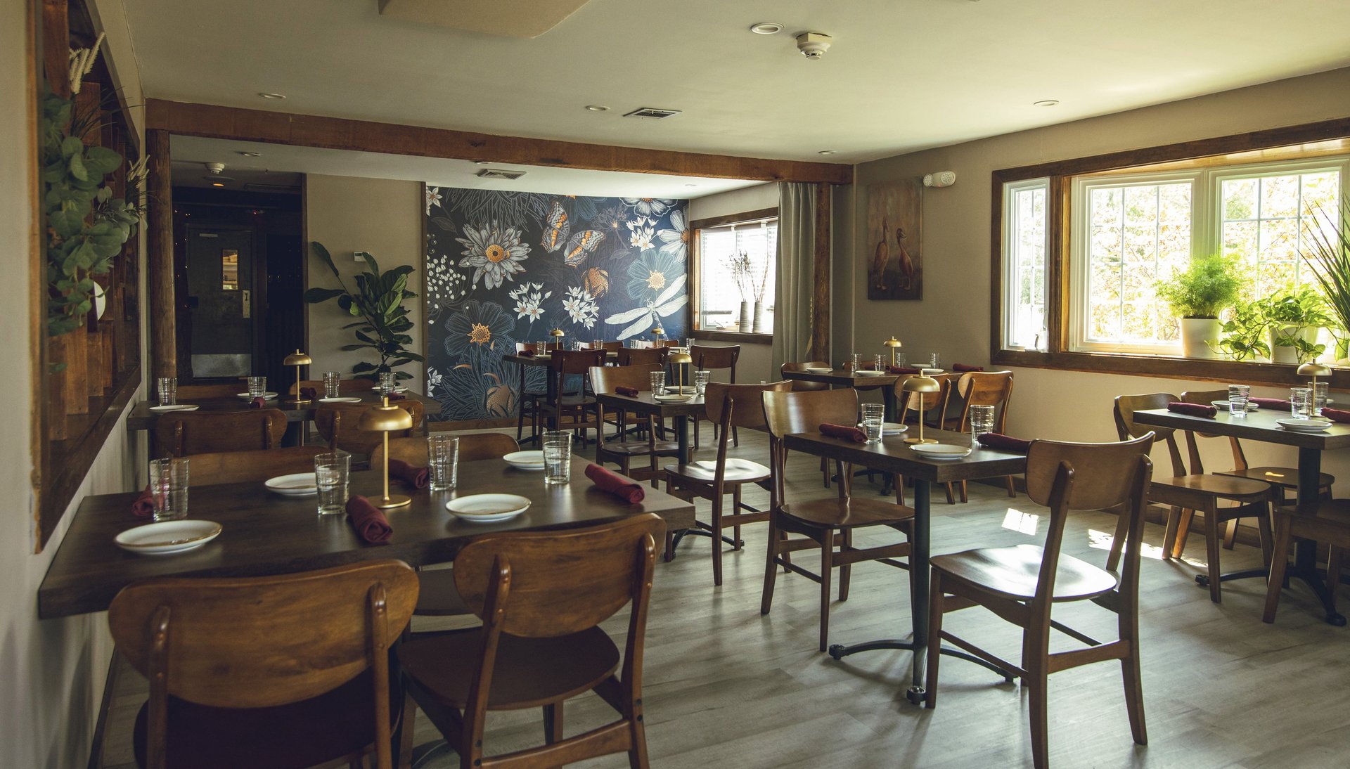 gray computer monitor