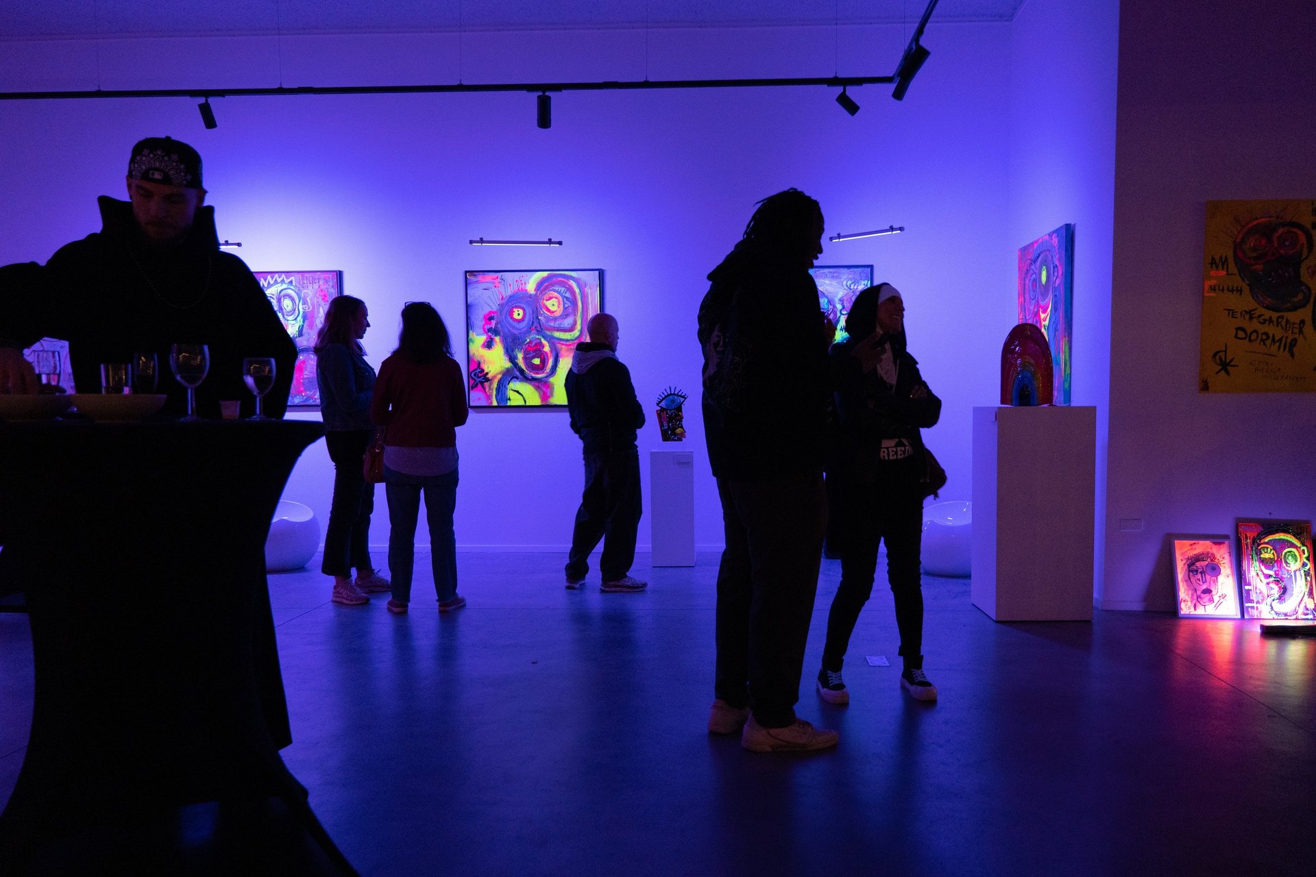 black and white bed linen