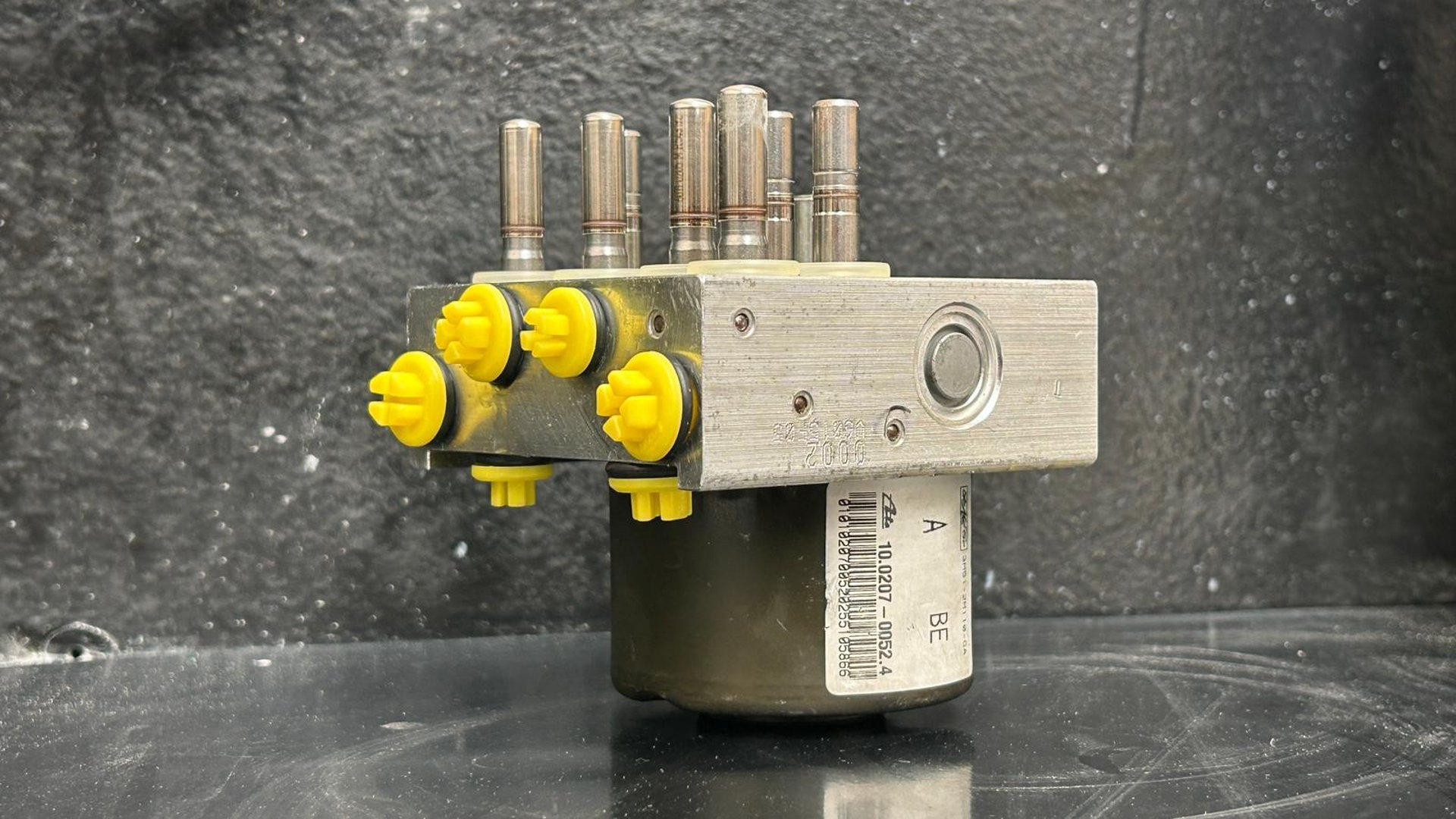 ABS Descubierto mostrando solo su parte hidraulica totalmente reparada por Clairicar en el Laboratorio