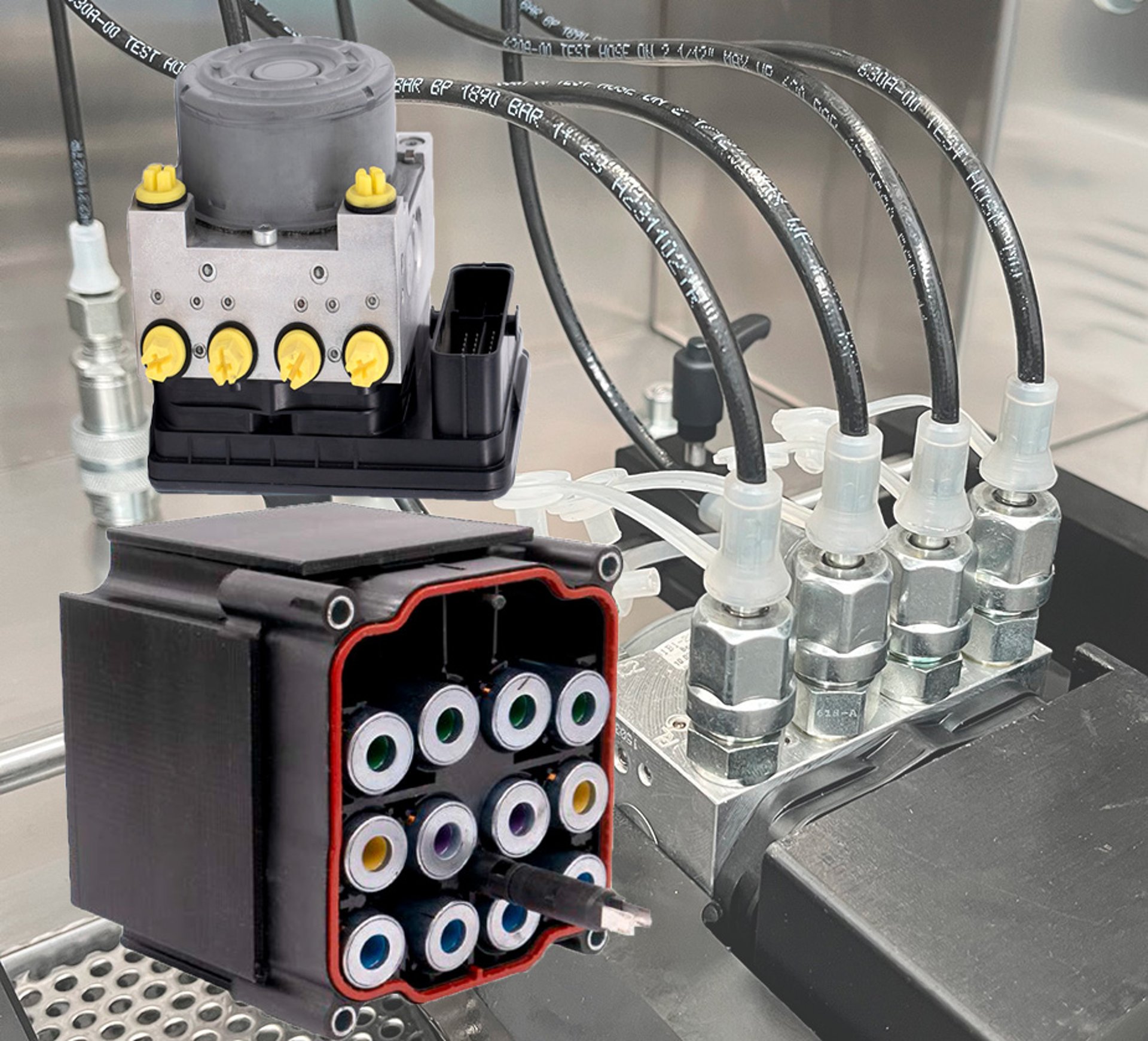 Modulo ABS siendo inspeccionado desde su parte interna de la hidraulica para reparar su fallo