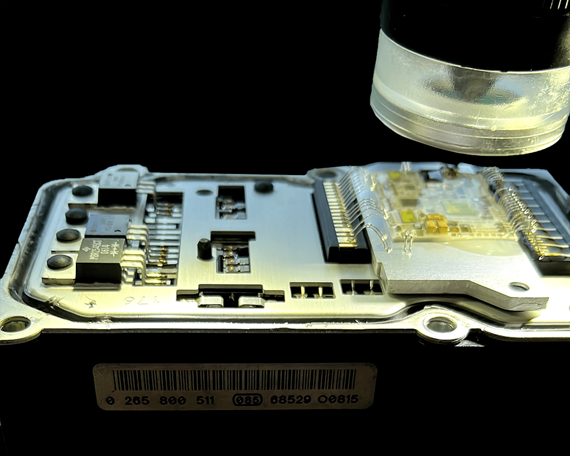 Modulo ABS siendo inspeccionado desde su parte interna de la electrónica para reparar su fallo