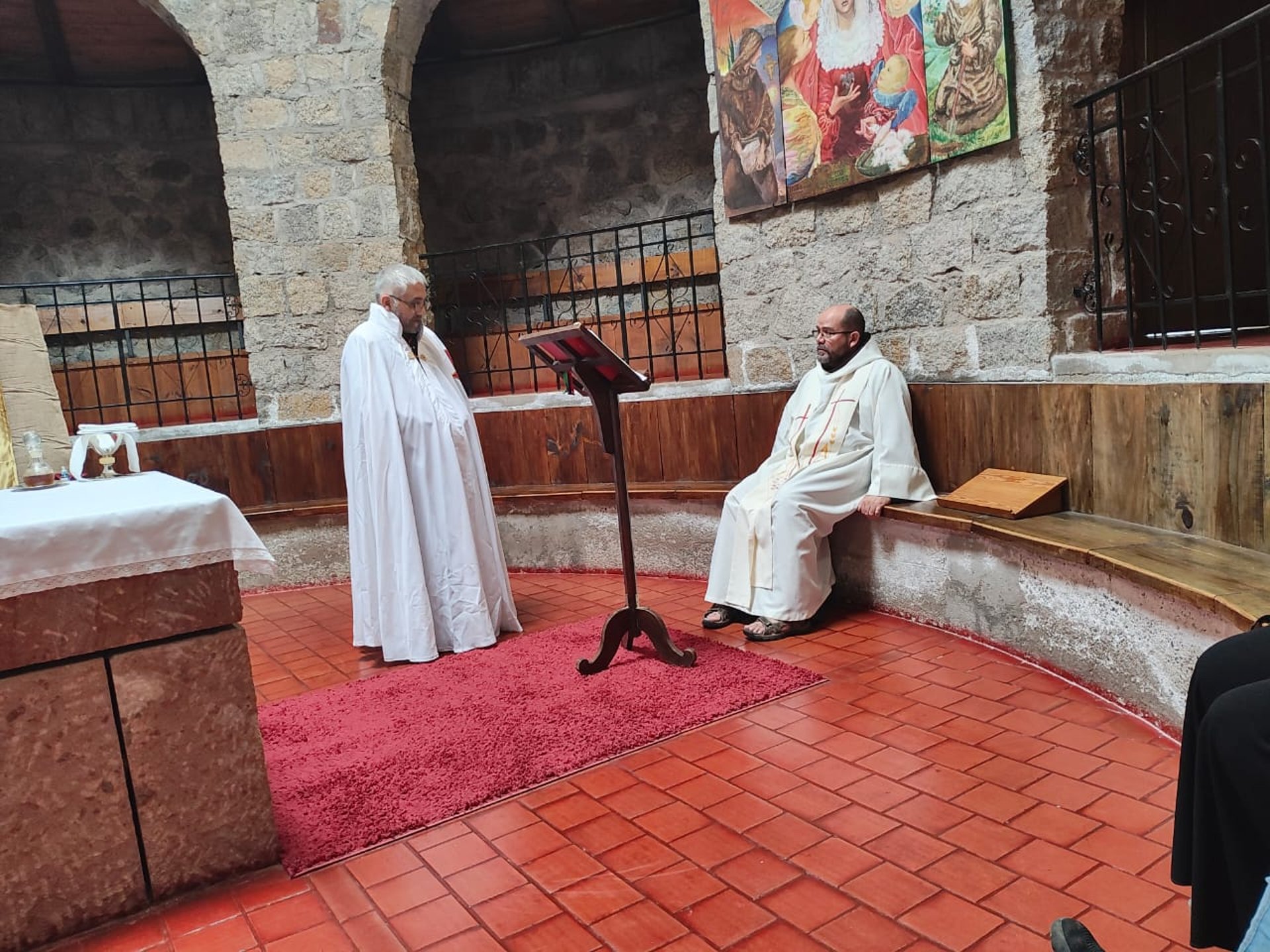 gray computer monitor