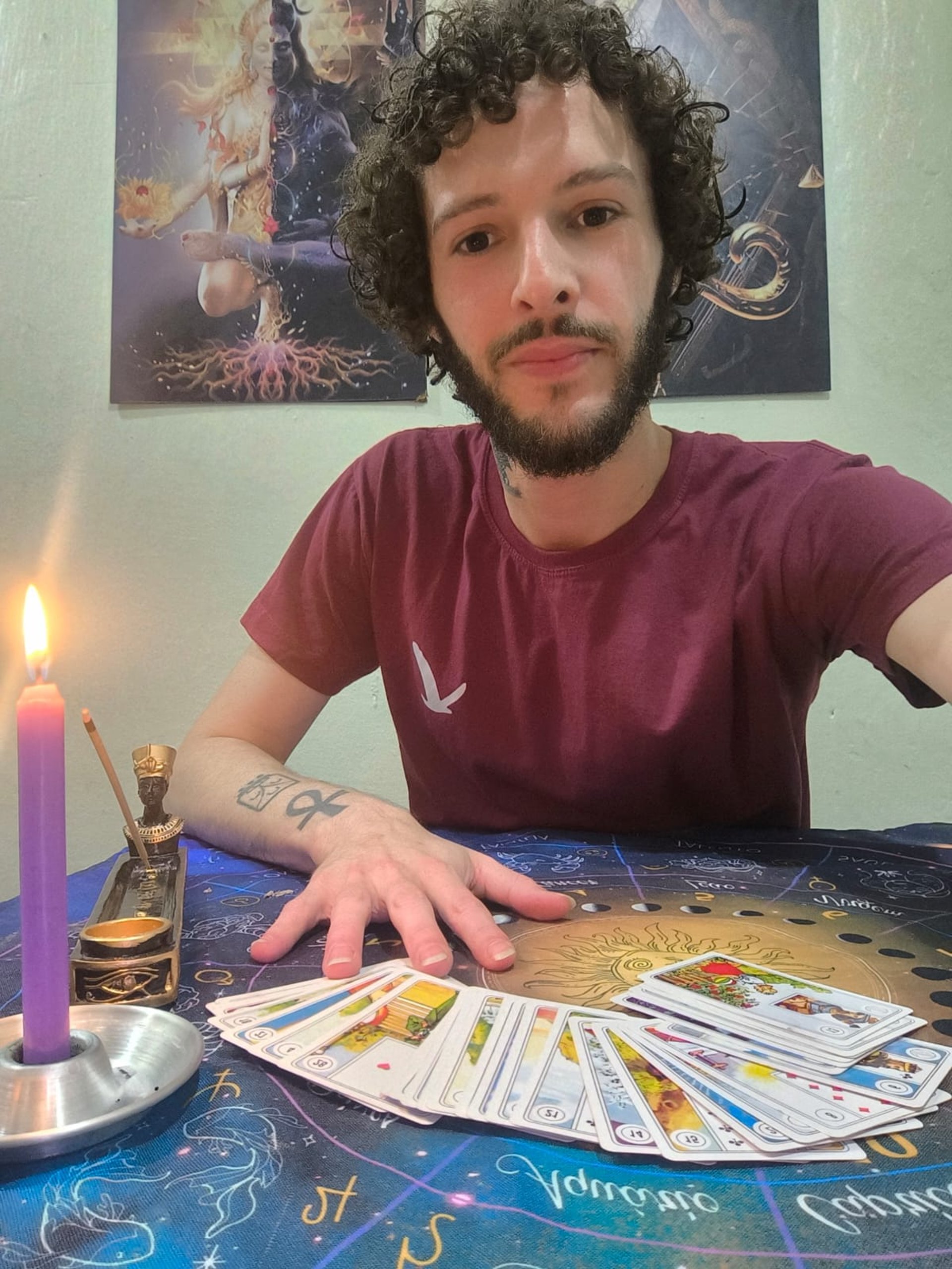 gray computer monitor