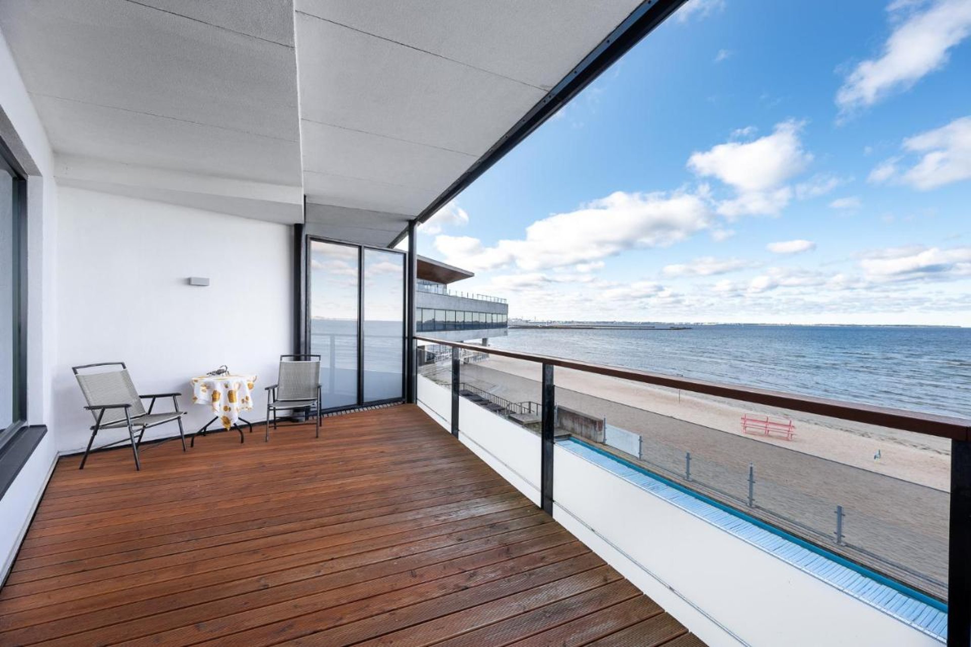 black and white bed linen