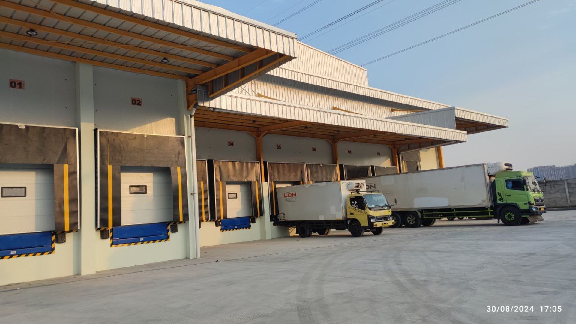 gray computer monitor