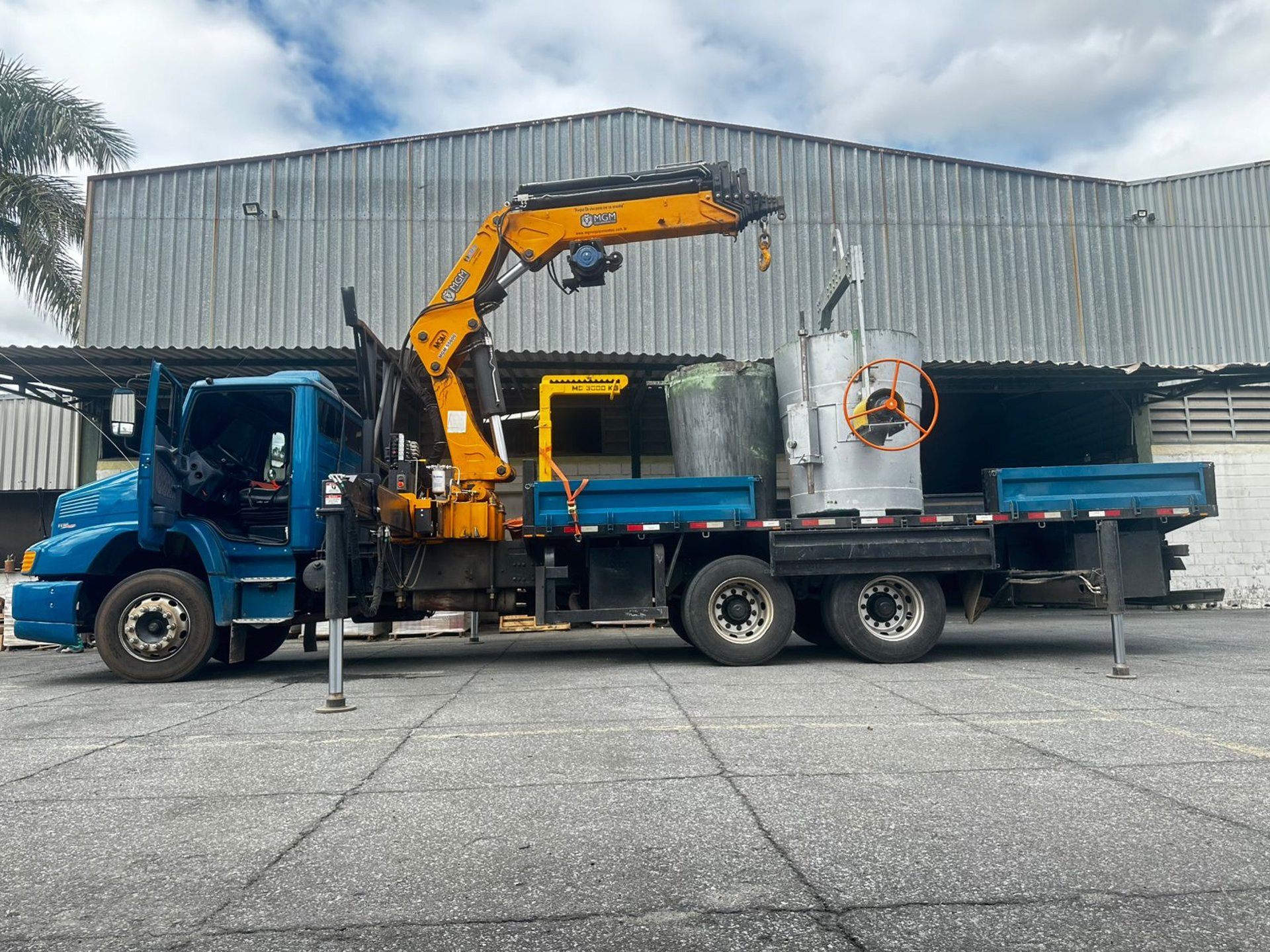 black and brown leather padded tub sofa