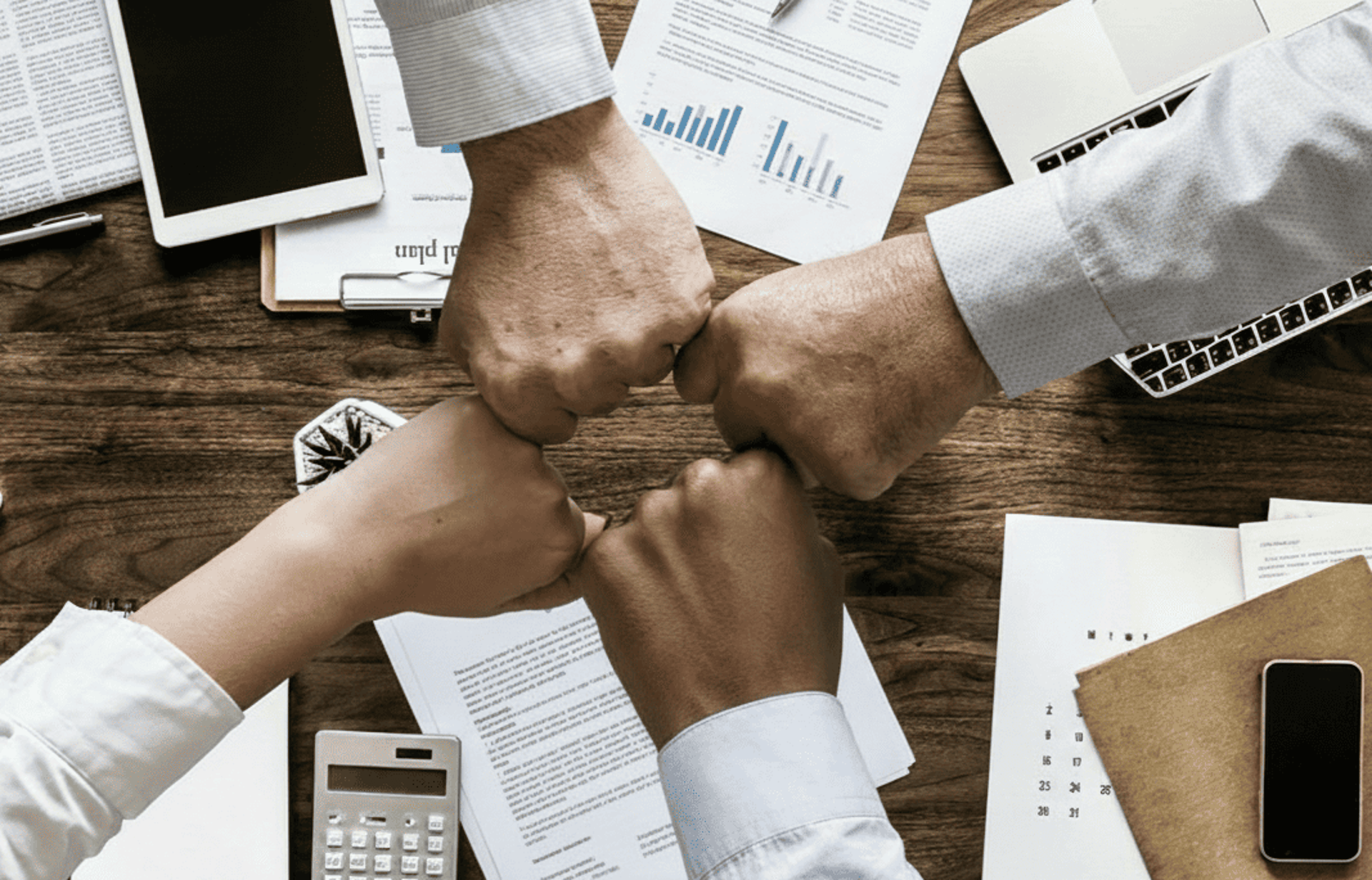 Personas trabajando en equipo para lograr objetivos