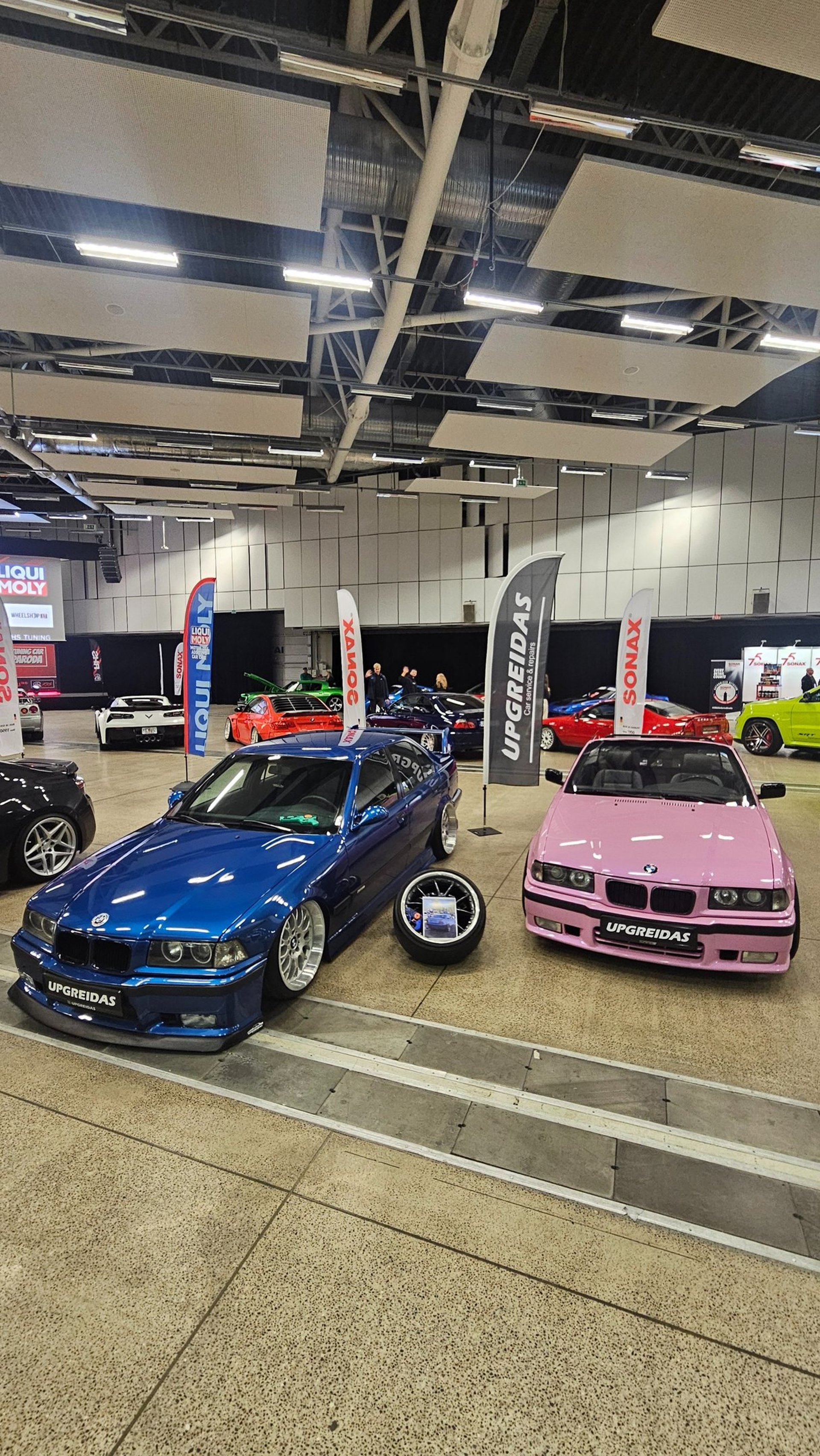 gray computer monitor