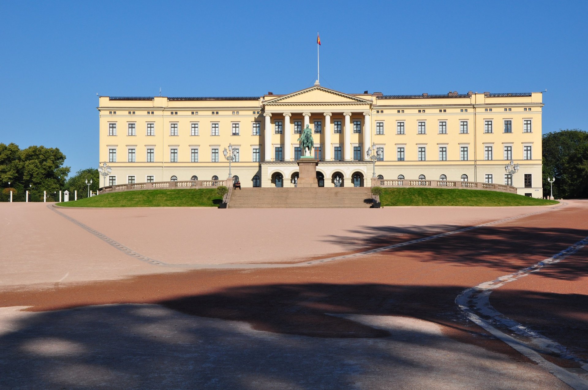 black and white bed linen
