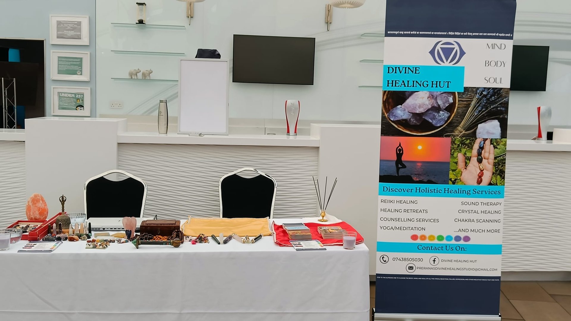 gray computer monitor