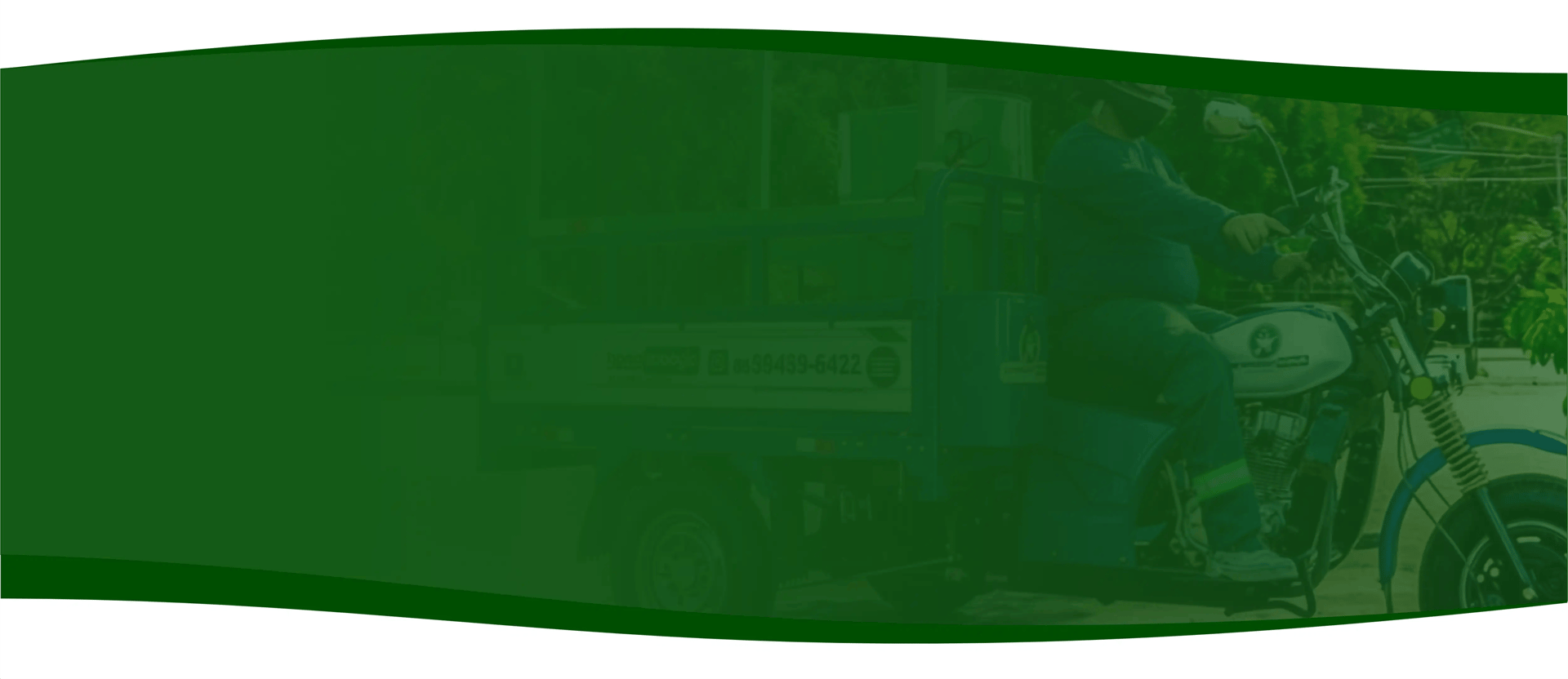 Profissional Serventes Coleta de Entulho em Teresina-PI pilotando motocarro/moticarga para coleta imediata de entulho