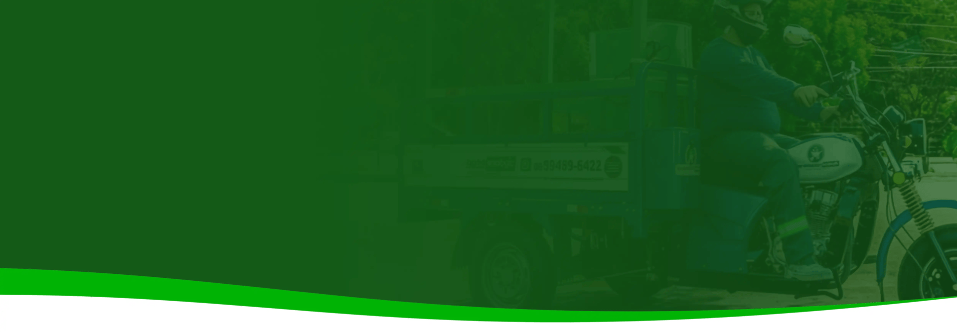 Profissional Serventes Coleta de Entulho em Teresina-PI pilotando motocarro/moticarga para coleta imediata de resíduos de obr