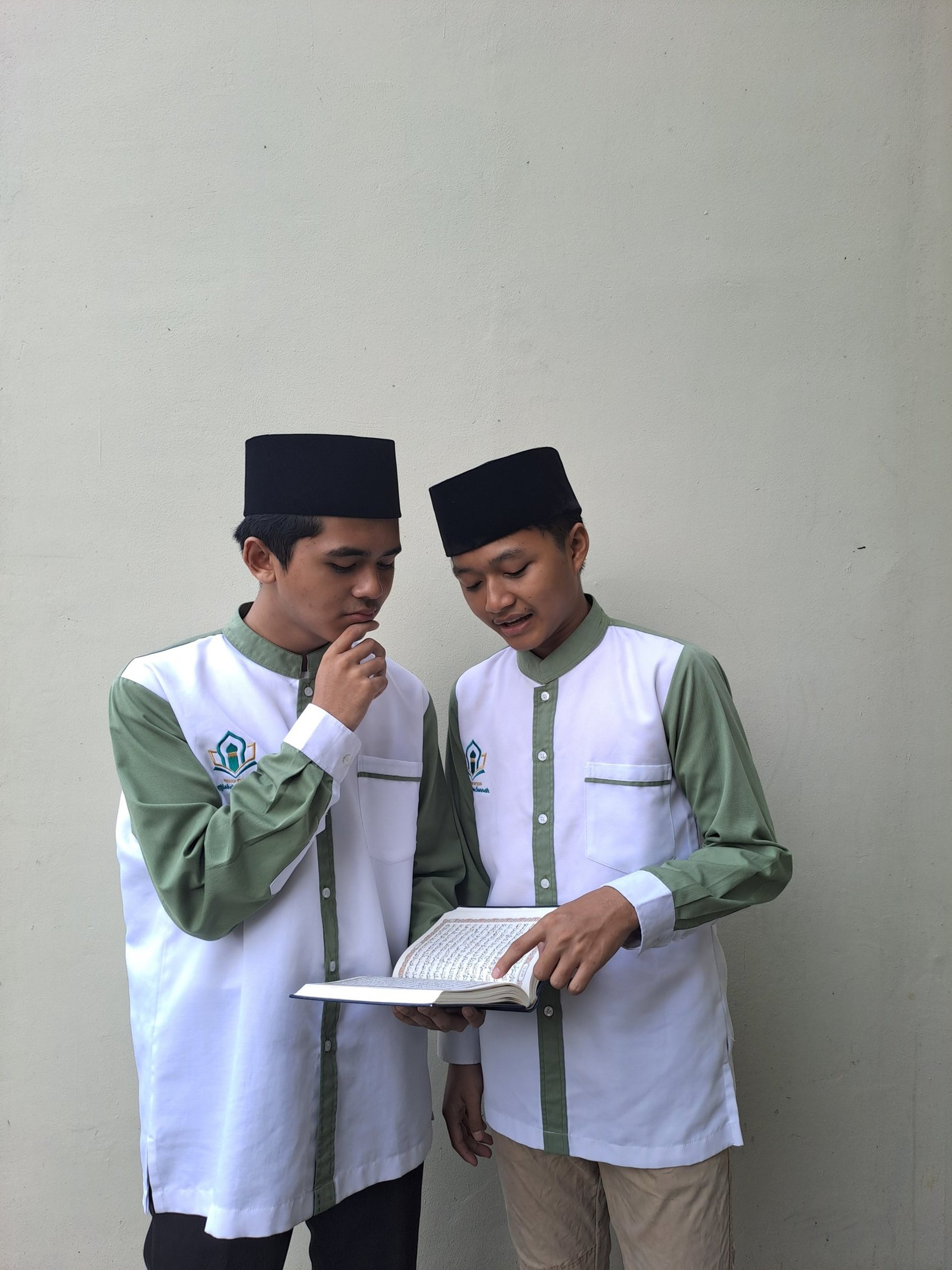 gray computer monitor