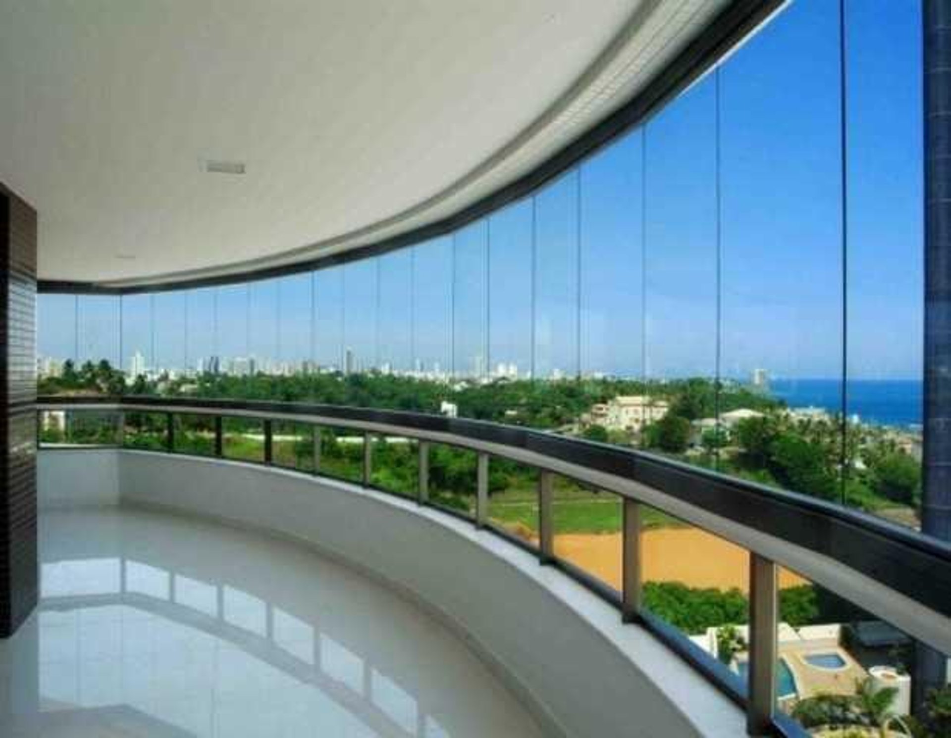 gray computer monitor