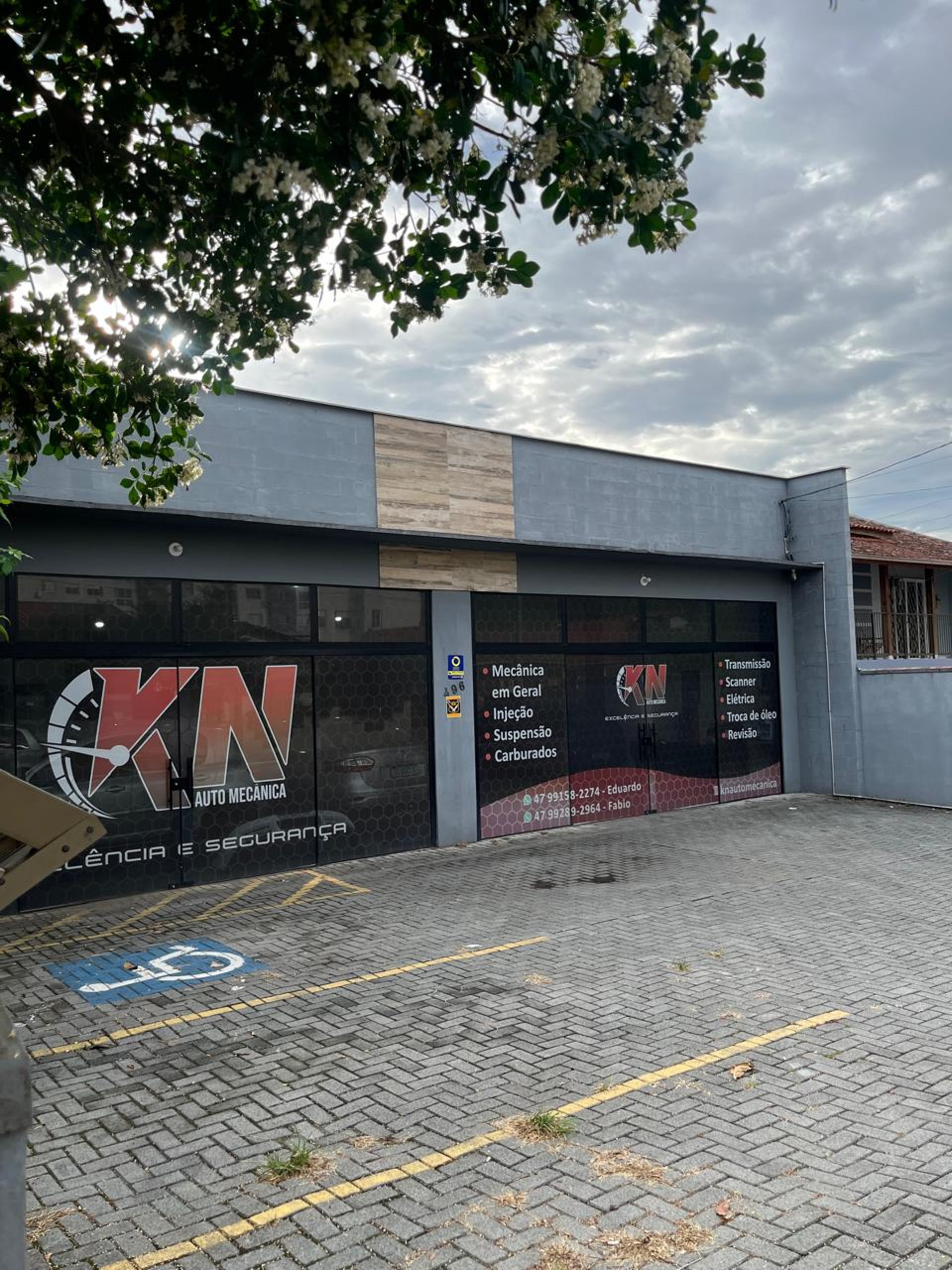 gray computer monitor