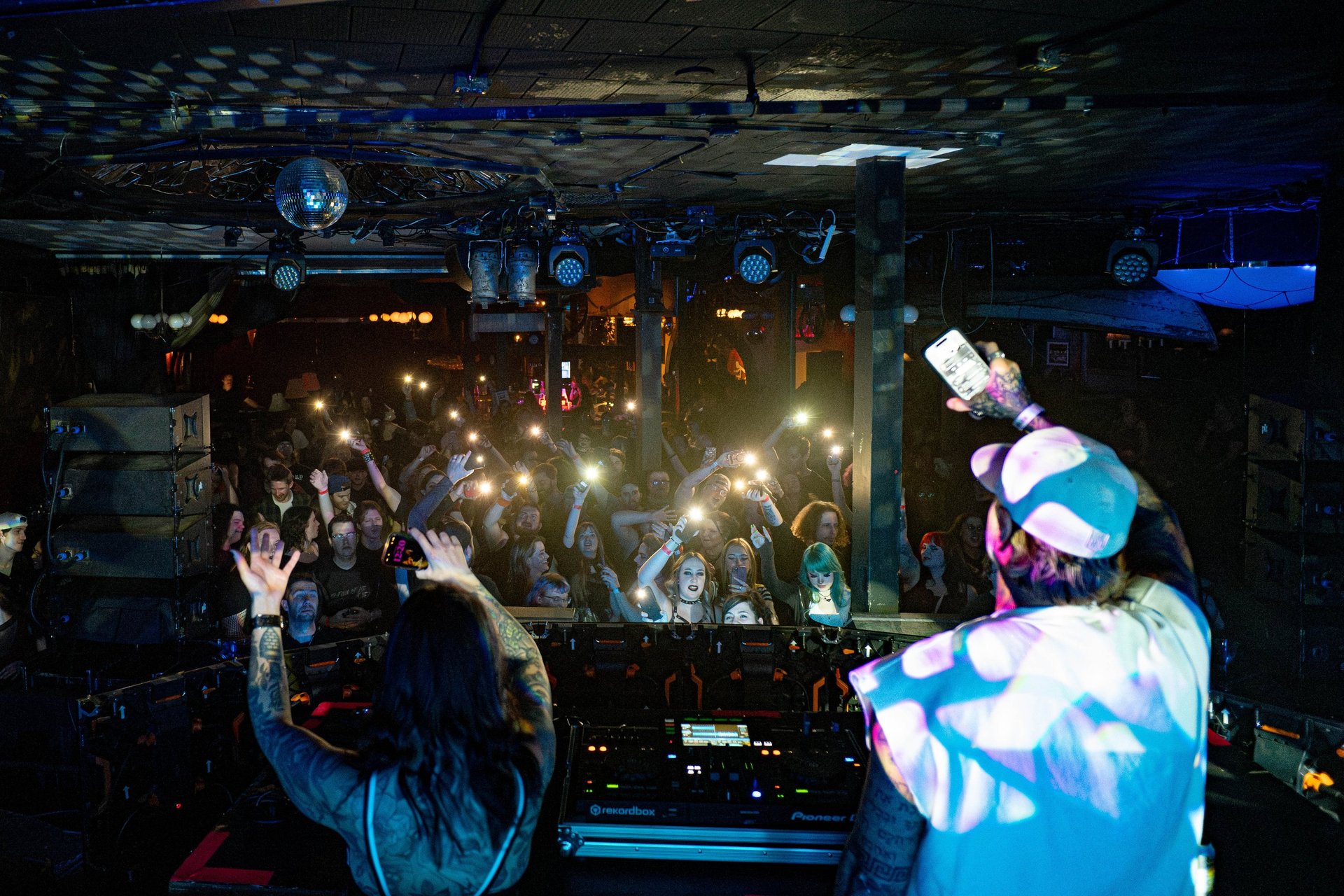 gray computer monitor