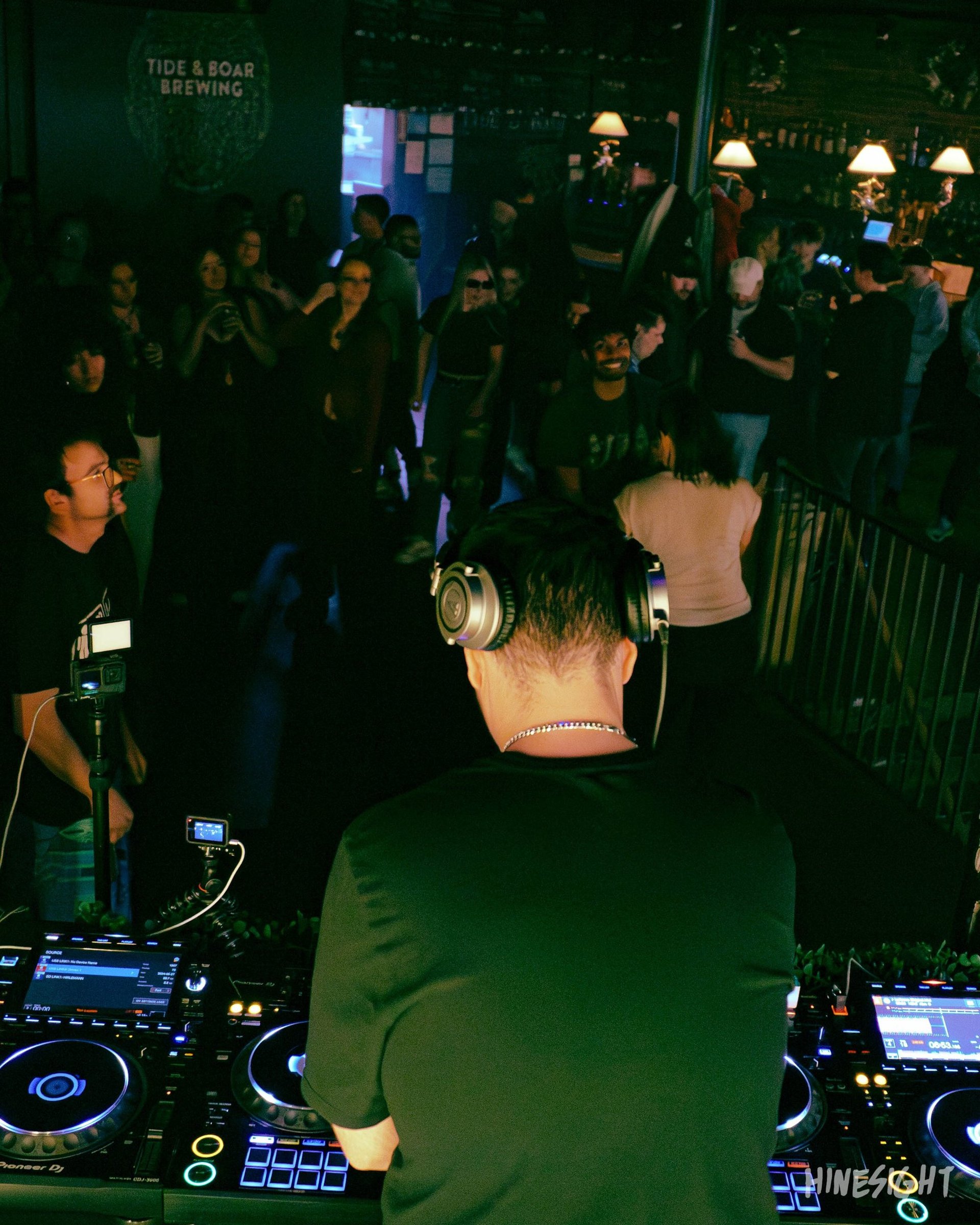 gray computer monitor