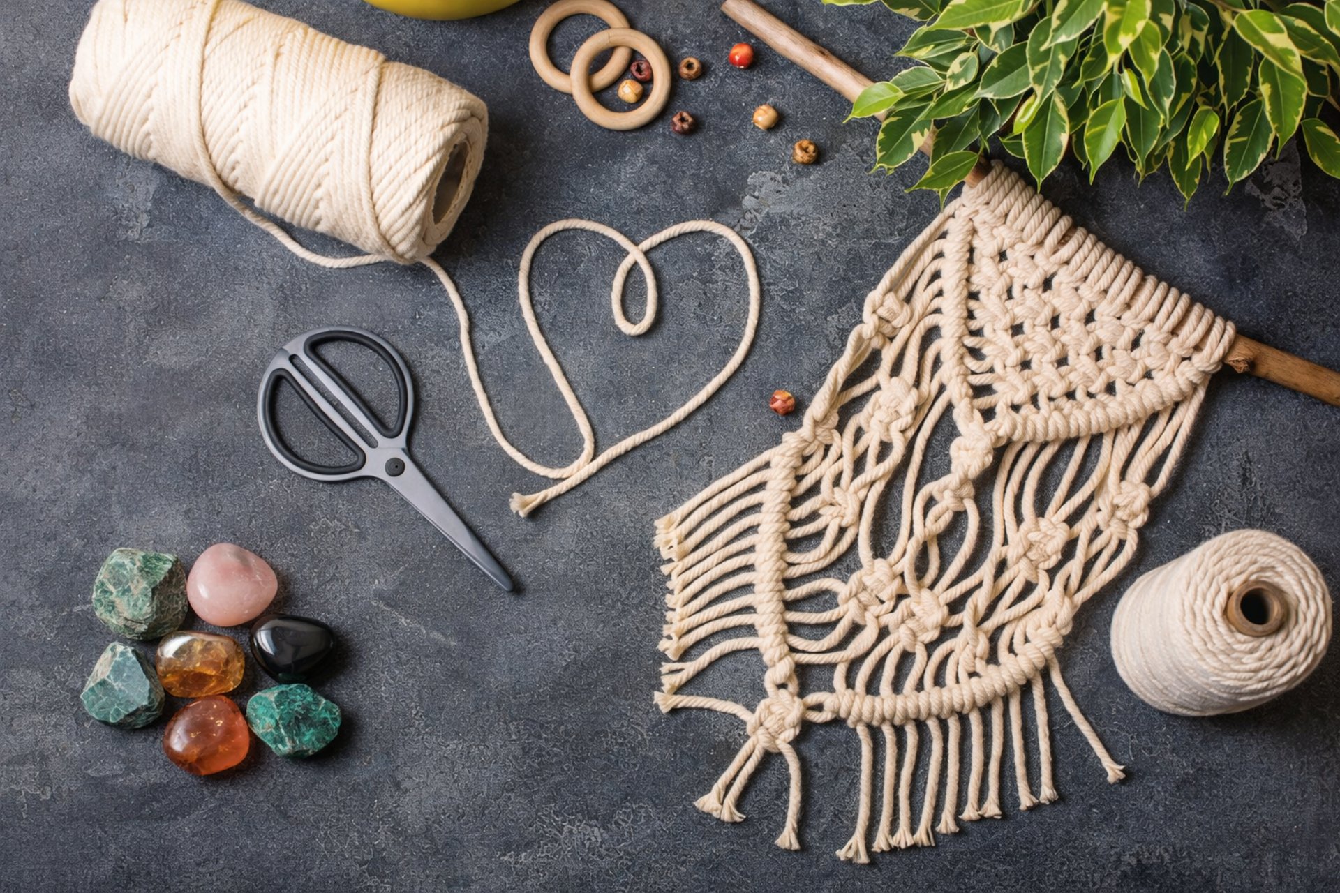 Pieza tejida com macramé y piedras semipreciosas mexicanas